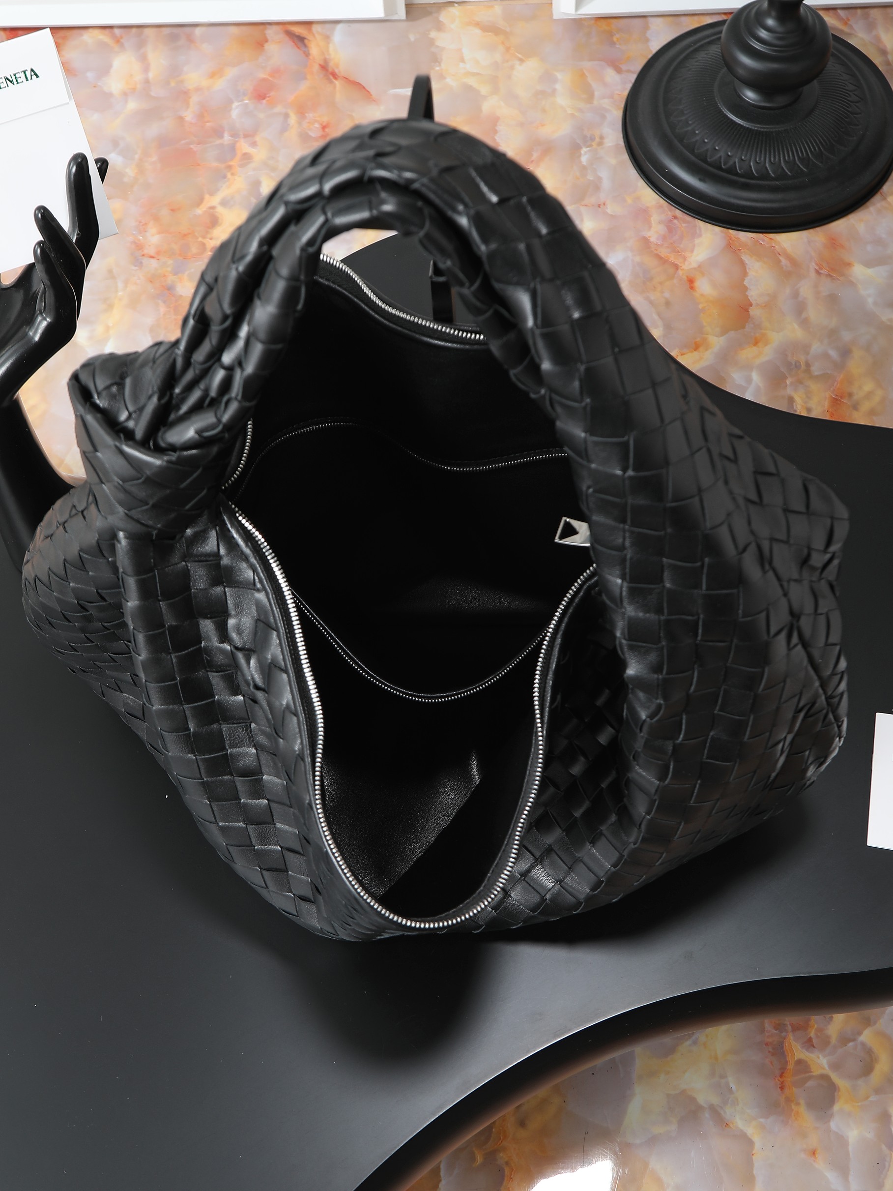 BV's popular Jodie is here in extra large size❗❗❗The appearance fully demonstrates the creativity of the designer and the exquisite weaving skills of the craftsmen. The bag material is made of Nappa lambskin. It feels soft and light. It not only looks very cool, but also shows a casual beauty.
The weaving shape is unique and novel, and every part looks exquisite. Both the choice of color and the use of materials reflect the brand's careful design.
The bag not only satisfies practicality, but also gives people a visual enjoyment.
​Size: 54*50*20cm
​Model number: 600263 photo 6