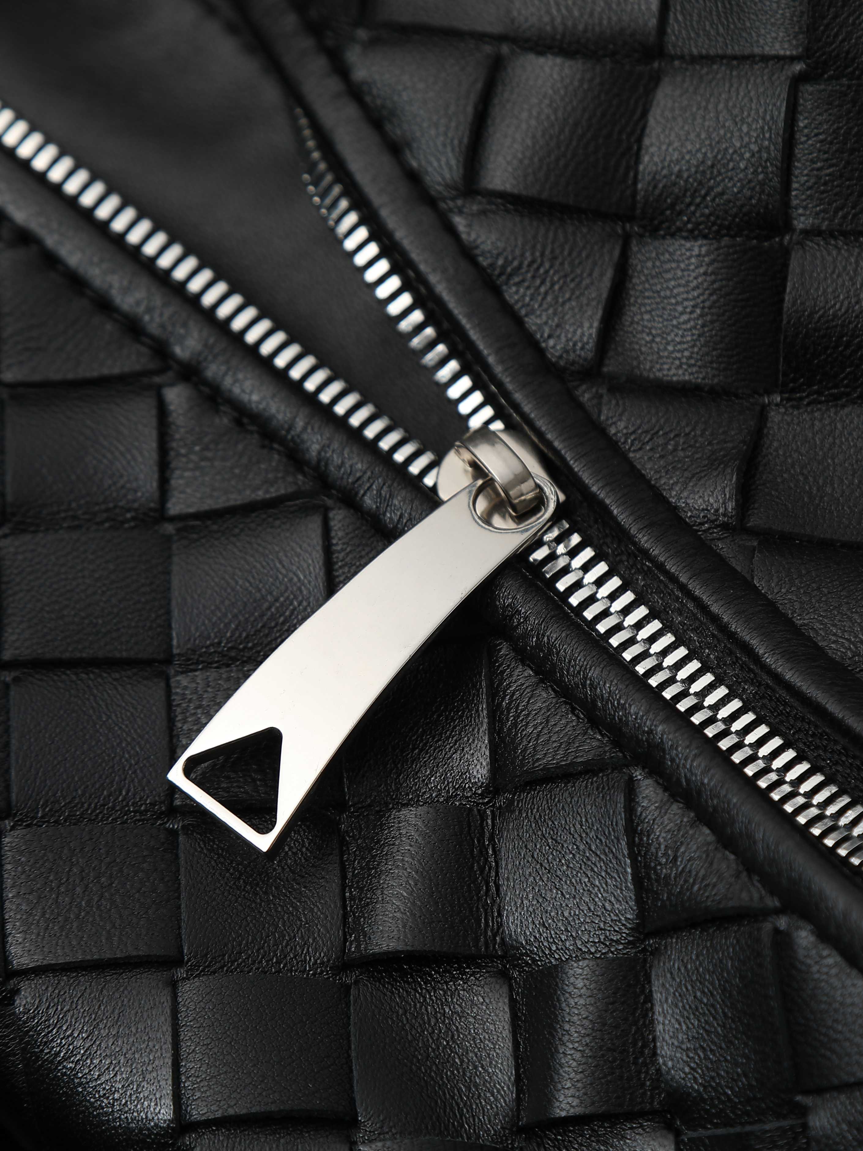 BV's popular Jodie is here in extra large size❗❗❗The appearance fully demonstrates the creativity of the designer and the exquisite weaving skills of the craftsmen. The bag material is made of Nappa lambskin. It feels soft and light. It not only looks very cool, but also shows a casual beauty.
The weaving shape is unique and novel, and every part looks exquisite. Both the choice of color and the use of materials reflect the brand's careful design.
The bag not only satisfies practicality, but also gives people a visual enjoyment.
​Size: 54*50*20cm
​Model number: 600263 photo 7