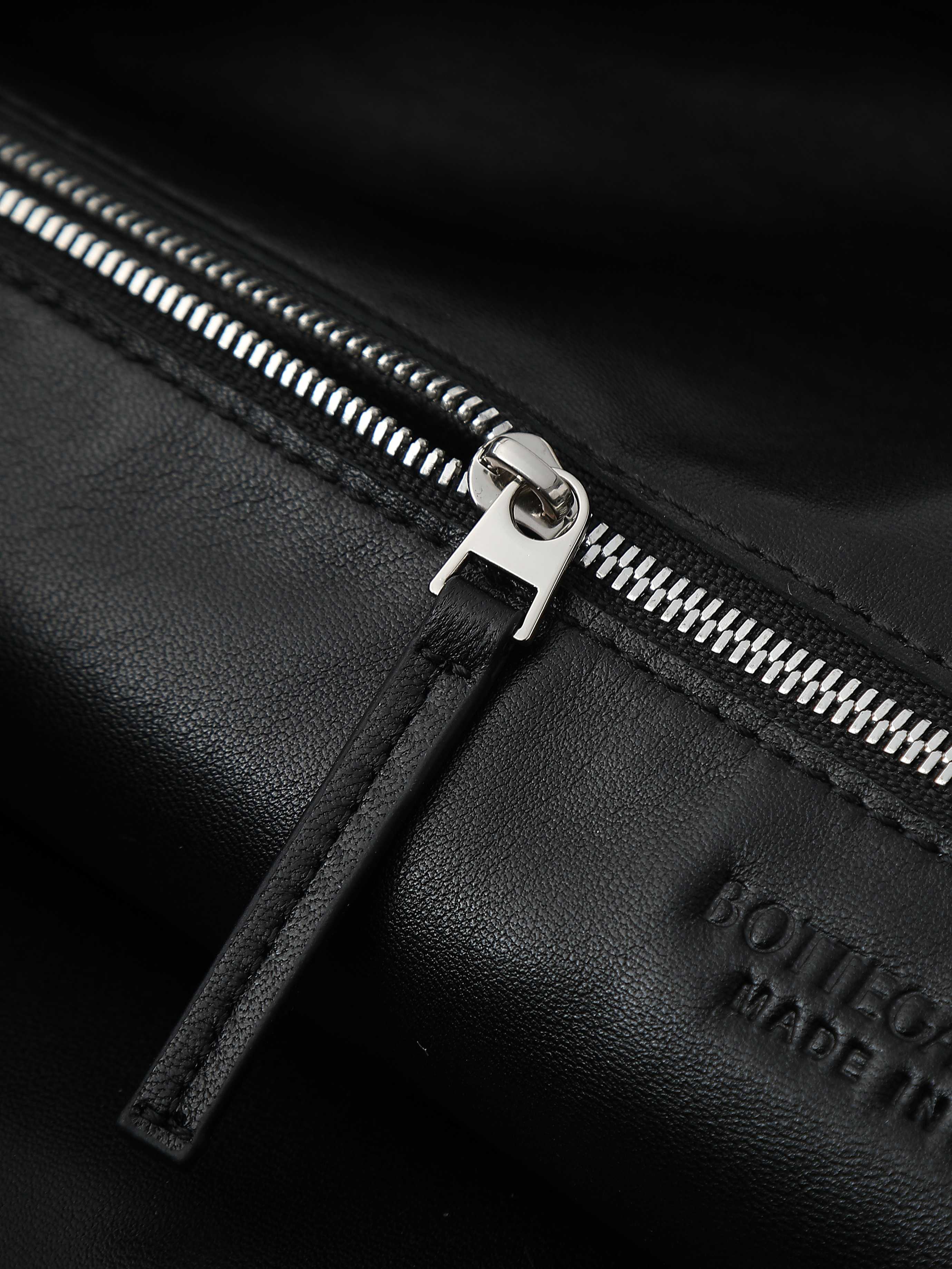 BV's popular Jodie is here in extra large size❗❗❗The appearance fully demonstrates the creativity of the designer and the exquisite weaving skills of the craftsmen. The bag material is made of Nappa lambskin. It feels soft and light. It not only looks very cool, but also shows a casual beauty.
The weaving shape is unique and novel, and every part looks exquisite. Both the choice of color and the use of materials reflect the brand's careful design.
The bag not only satisfies practicality, but also gives people a visual enjoyment.
​Size: 54*50*20cm
​Model number: 600263 photo 9
