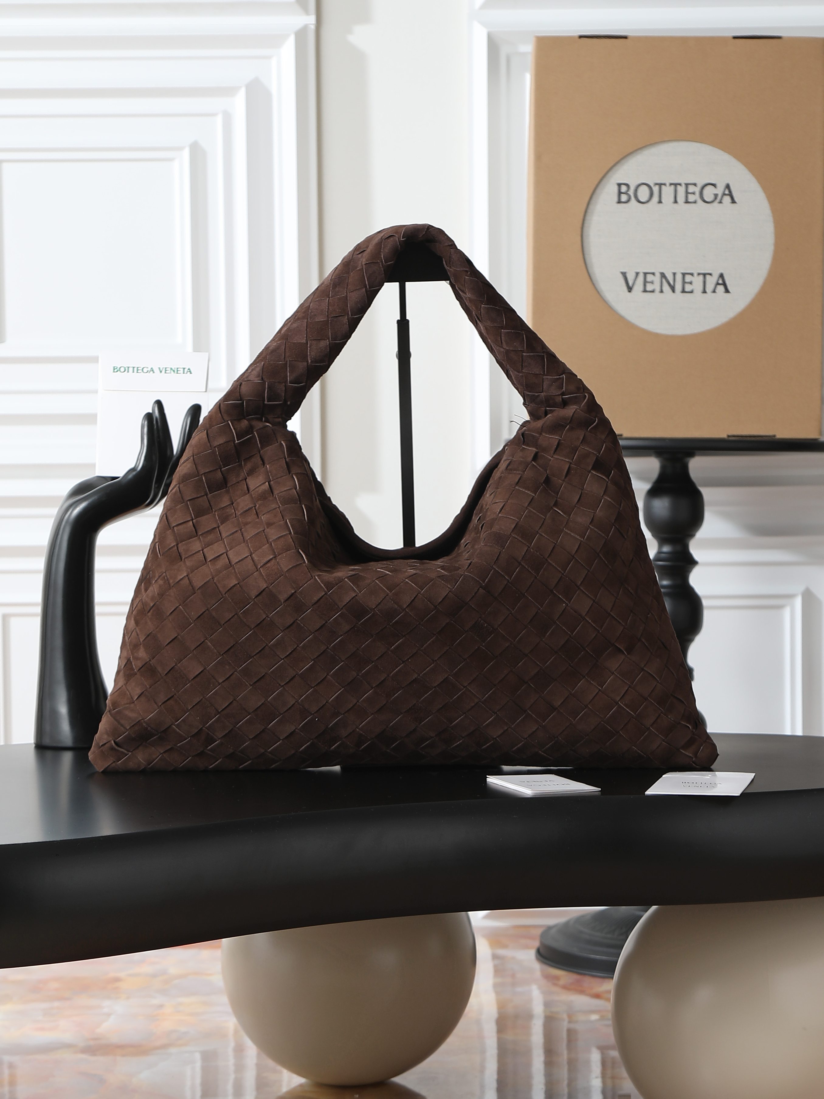 BV new (medium size 46cm) HOP series handbags
Chiseled, flexible and stylish
Inspired by classic handbags Sloane and Veneta
Bottega Veneta's classic leather weaving process is entirely hand-made, with seamless seams throughout the bag and a stacked suction buckle design for easy access.
Size: 46*21*10cm
Style number: 796262