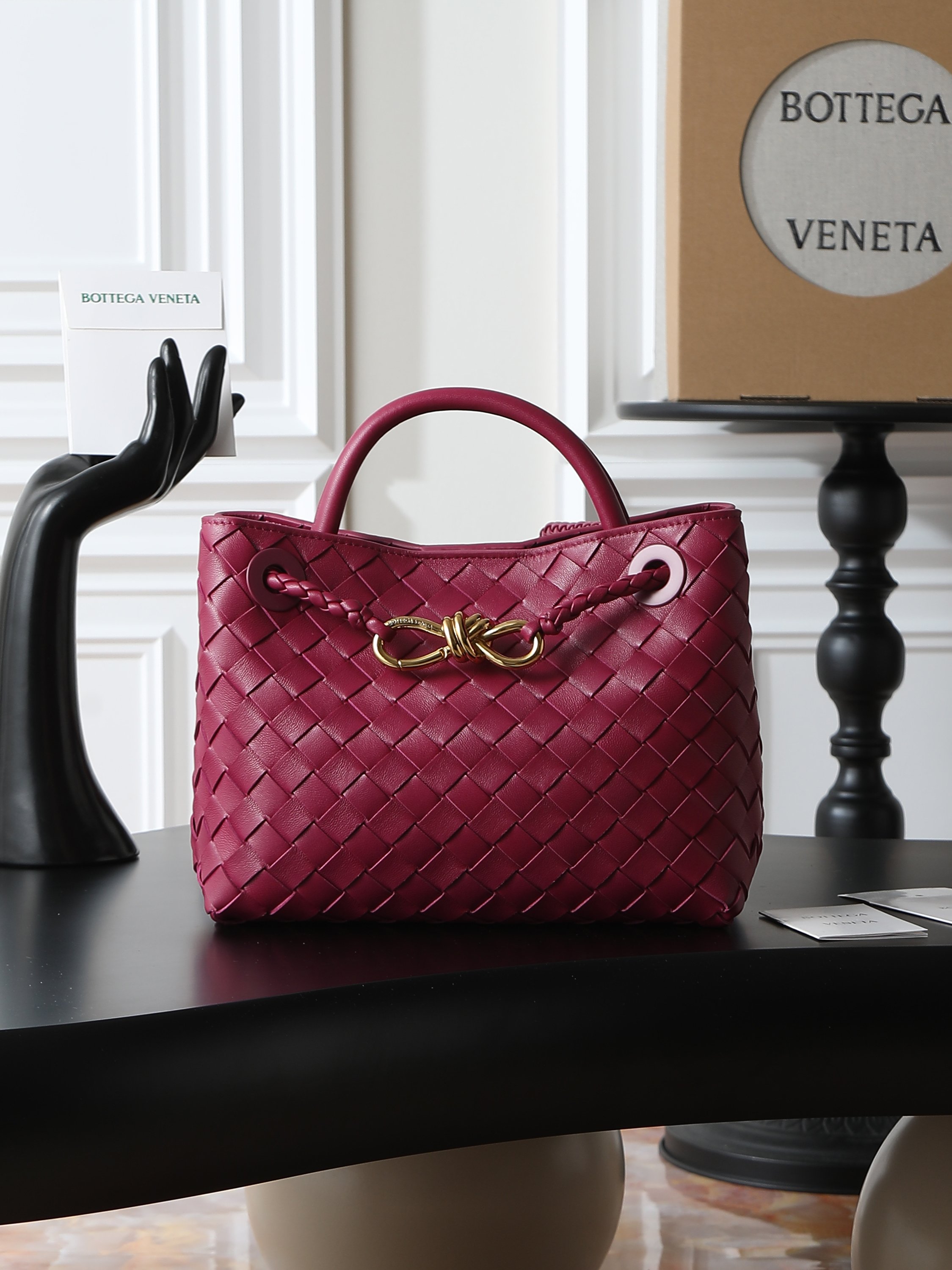 Bottega Veneta's 2023 summer series Andiamo handbags, big-name stars are collaborating one after another! Liu Wen, Du Juanjing, Mika Guo Caijie and other celebrities love new bags
ANDIAMO pays tribute to the classic bag shape, every detail is visible
Bottega design key elements
The lightweight bag body allows you to feel the skillful hands of nappa lambskin.
Tanned leather reveals extremely soft leather
The silent power within presents flawless weaving craftsmanship!
Simple, fashionable and stylish, highly accommodating, practical and easy to wear every day!
Let's go! Let's go! Take me away!
No.: 80841
Dimensions: 25×22×10.5