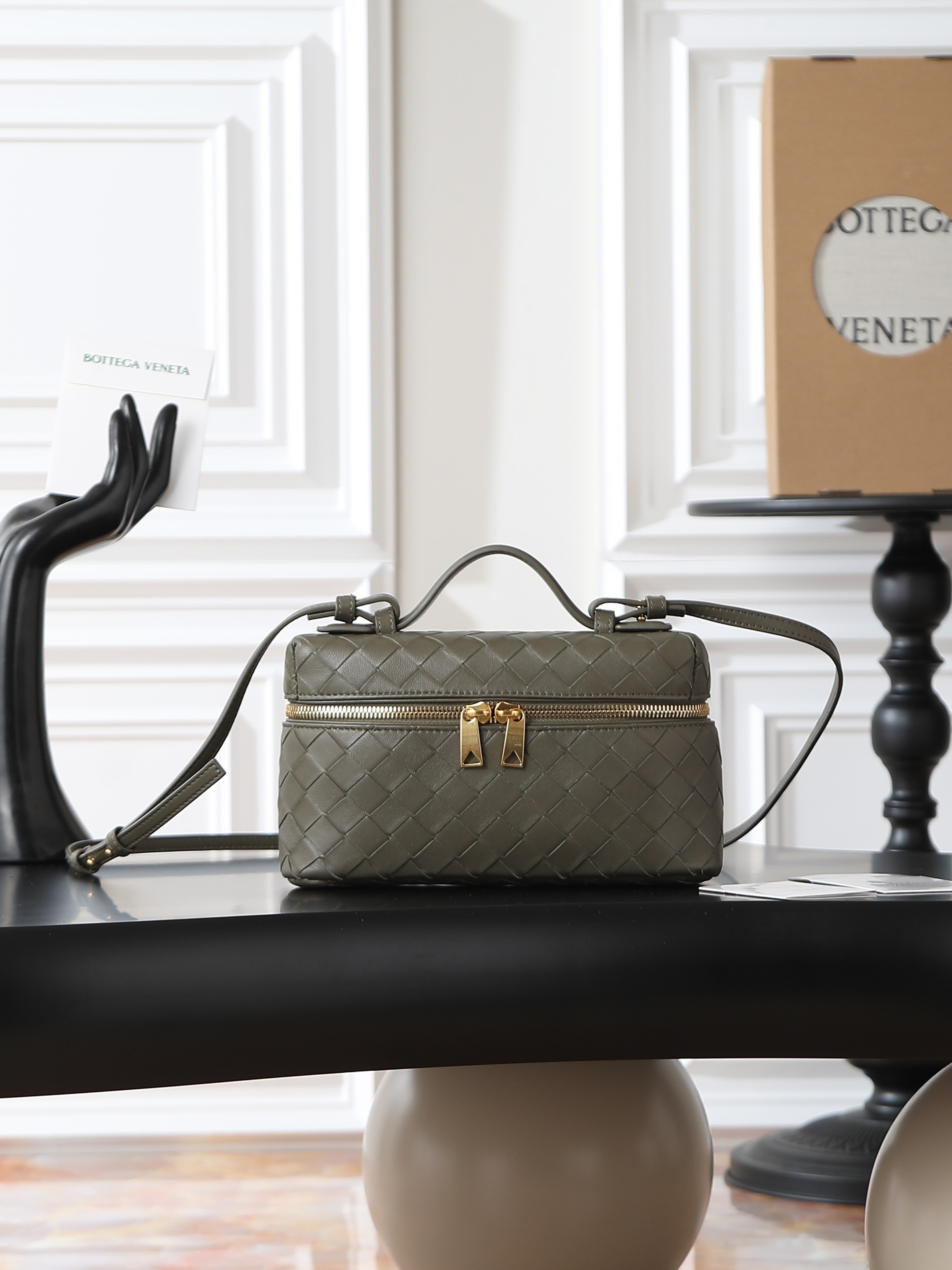 Bottega Veneta has another hit - makeup bagStill adopting the brand's most classic Intreccciato slender silhouette with two-way zipper closure, the overall style is retro and elegant. The bag is decorated with a top handle and a detachable and adjustable slim shoulder strap, which can be carried by hand or slung over. The exquisite weaving craftsmanship showcases a unique beauty, making people fall in love at first sight. Come and take it home now#Item number: 789109Size: 22 * 12.5 * 5