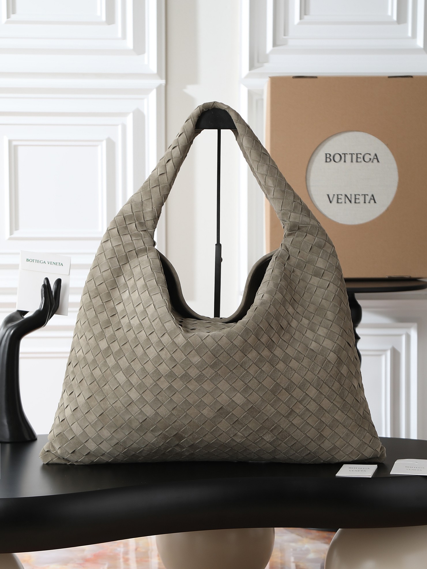 BV’s new Hop large size is so special!!
BottegaVeneta returns to its classic masterpiece~
Hop is inspired by two of our timeless handbags
Sloane and Veneta
The bag body and handles are made from one piece of leather
Truly represents craftsmanship and creativity!!!
The upper body becomes fashionable instantly! Who hasn’t bought it yet?
Dimensions: 54×24×13
Style number: 80860