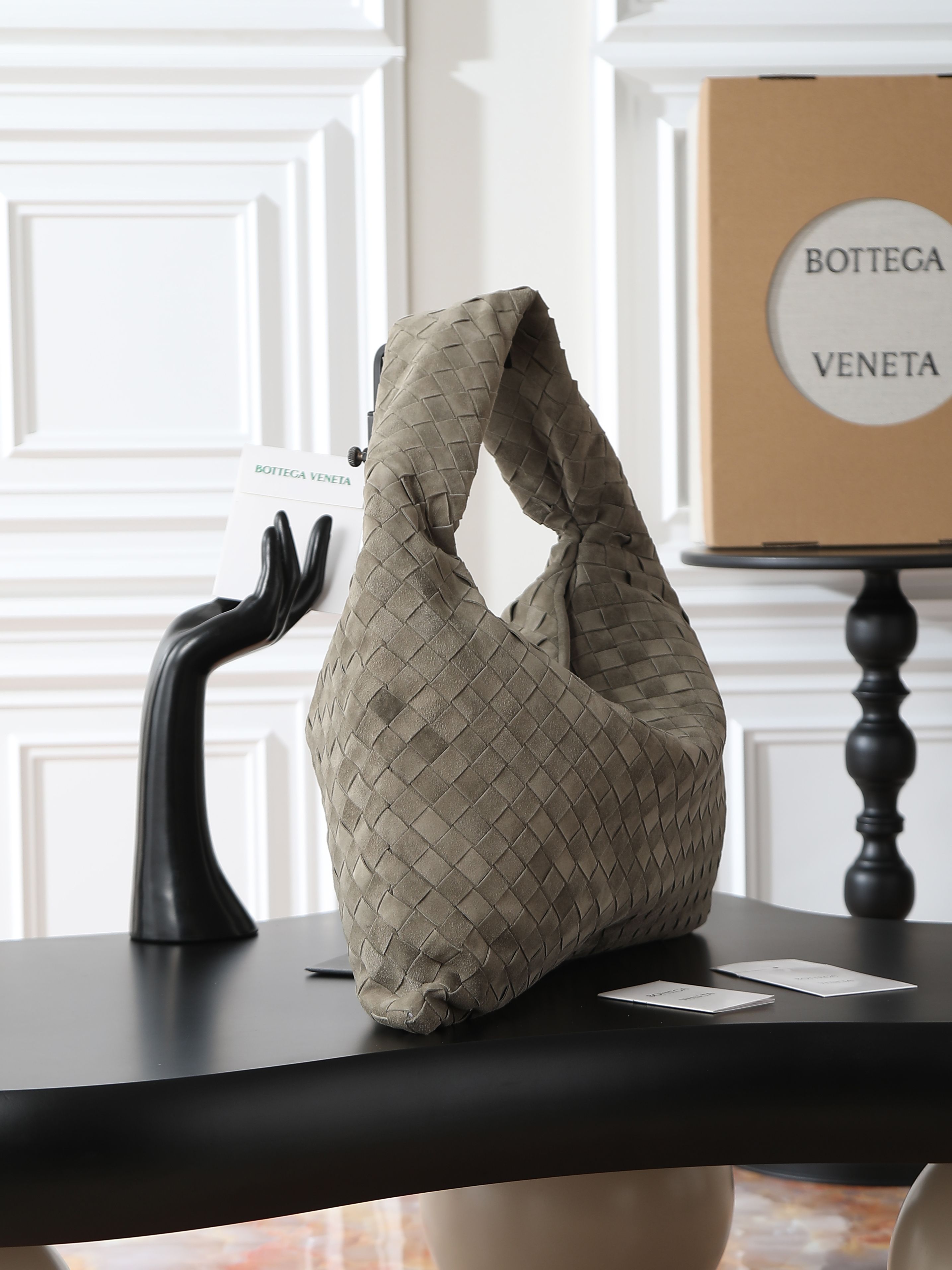 BV new (medium size 46cm) HOP series handbags
Chiseled, flexible and stylish
Inspired by classic handbags Sloane and Veneta
Bottega Veneta's classic leather weaving process is entirely hand-made, with seamless seams throughout the bag and a stacked suction buckle design for easy access.
Size: 46*21*10cm
Style number: 796262 photo 1