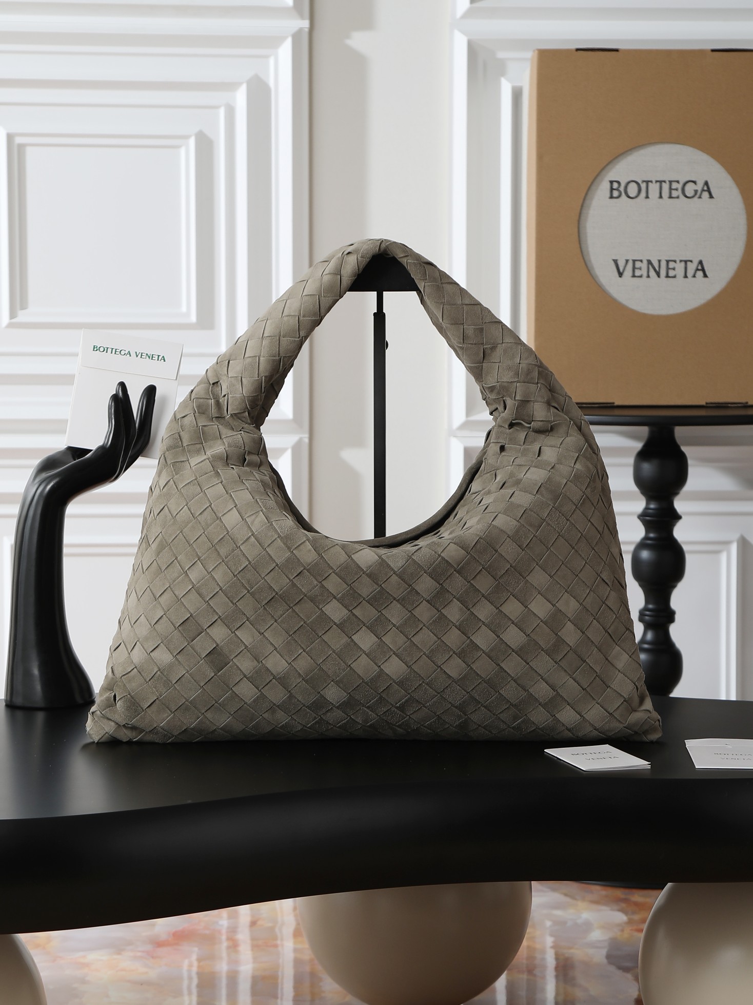 BV new (medium size 46cm) HOP series handbags
Chiseled, flexible and stylish
Inspired by classic handbags Sloane and Veneta
Bottega Veneta's classic leather weaving process is entirely hand-made, with seamless seams throughout the bag and a stacked suction buckle design for easy access.
Size: 46*21*10cm
Style number: 796262