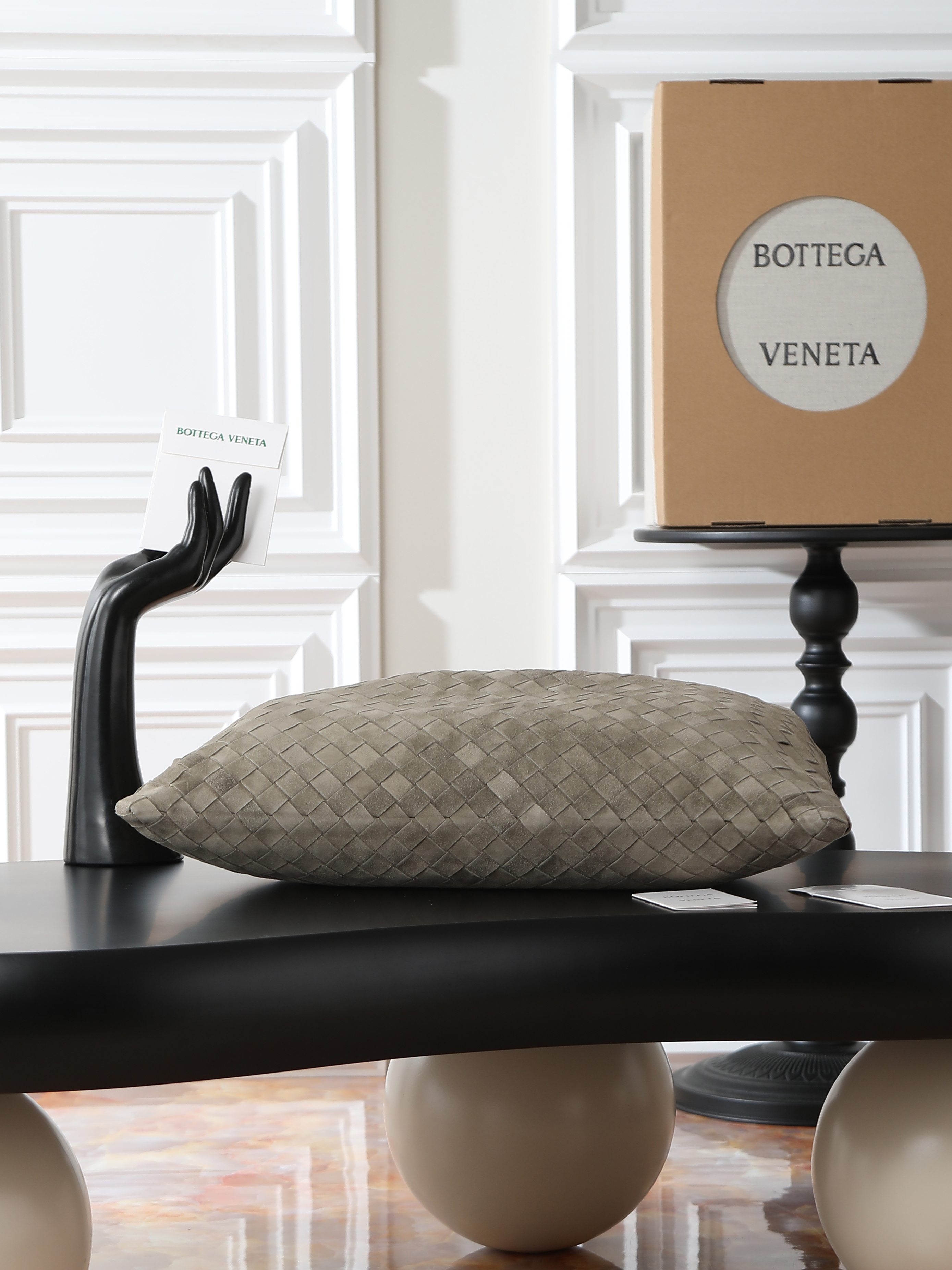 BV new (medium size 46cm) HOP series handbags
Chiseled, flexible and stylish
Inspired by classic handbags Sloane and Veneta
Bottega Veneta's classic leather weaving process is entirely hand-made, with seamless seams throughout the bag and a stacked suction buckle design for easy access.
Size: 46*21*10cm
Style number: 796262 photo 3