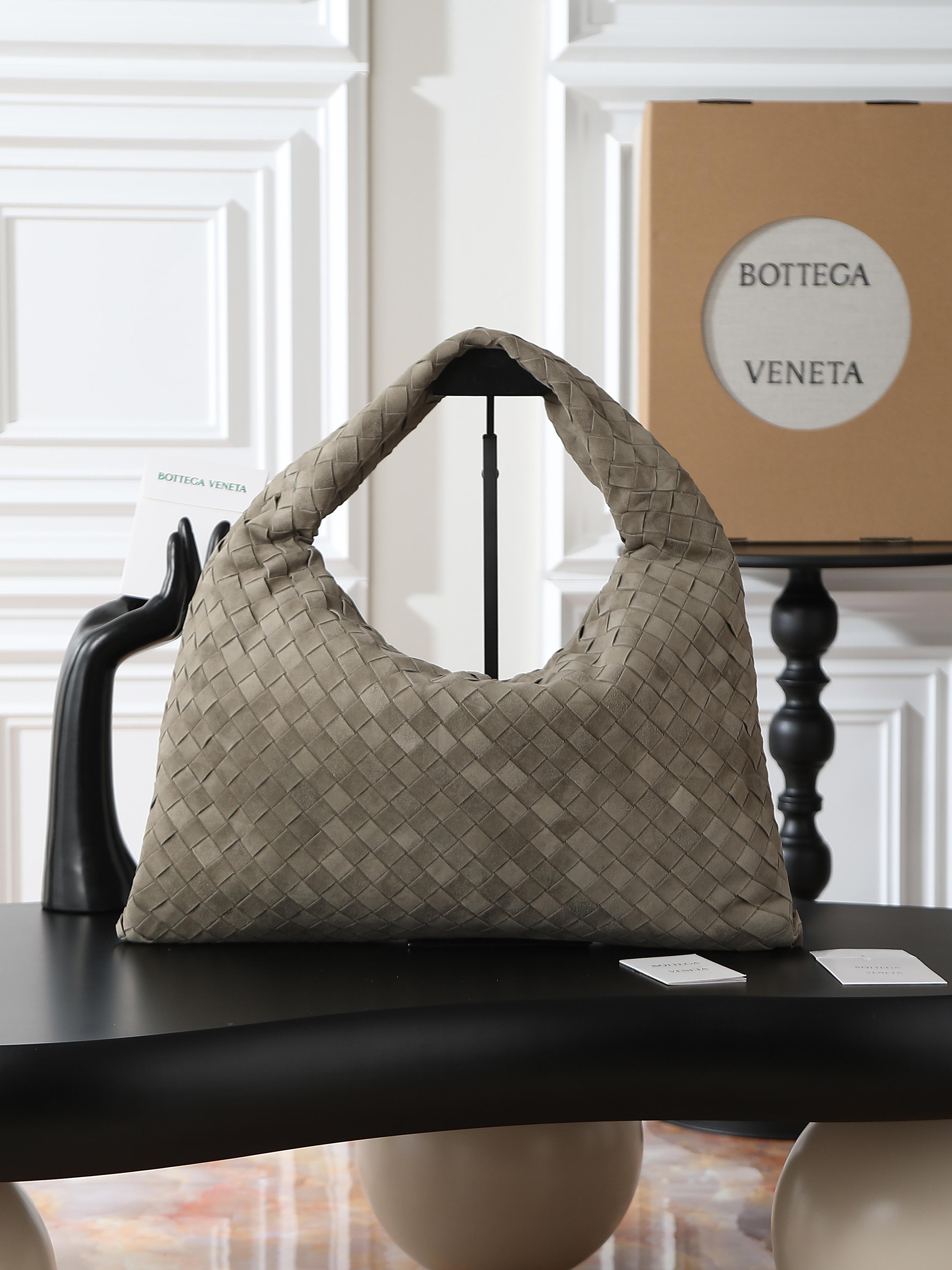 BV new (medium size 46cm) HOP series handbags
Chiseled, flexible and stylish
Inspired by classic handbags Sloane and Veneta
Bottega Veneta's classic leather weaving process is entirely hand-made, with seamless seams throughout the bag and a stacked suction buckle design for easy access.
Size: 46*21*10cm
Style number: 796262 photo 4