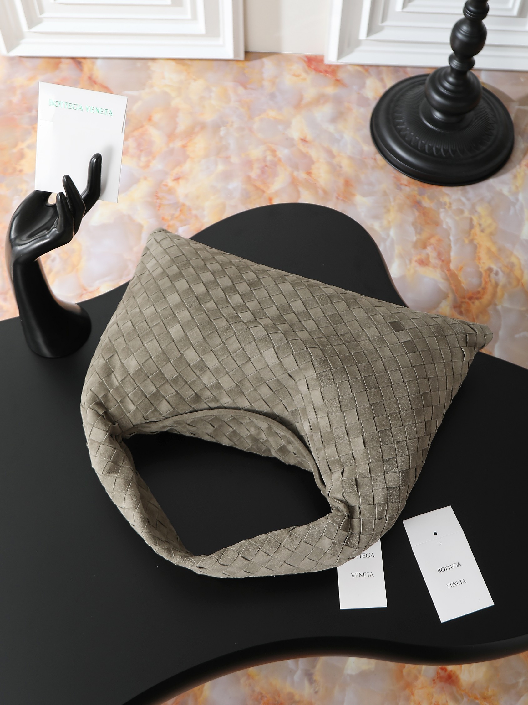 BV new (medium size 46cm) HOP series handbags
Chiseled, flexible and stylish
Inspired by classic handbags Sloane and Veneta
Bottega Veneta's classic leather weaving process is entirely hand-made, with seamless seams throughout the bag and a stacked suction buckle design for easy access.
Size: 46*21*10cm
Style number: 796262 photo 5