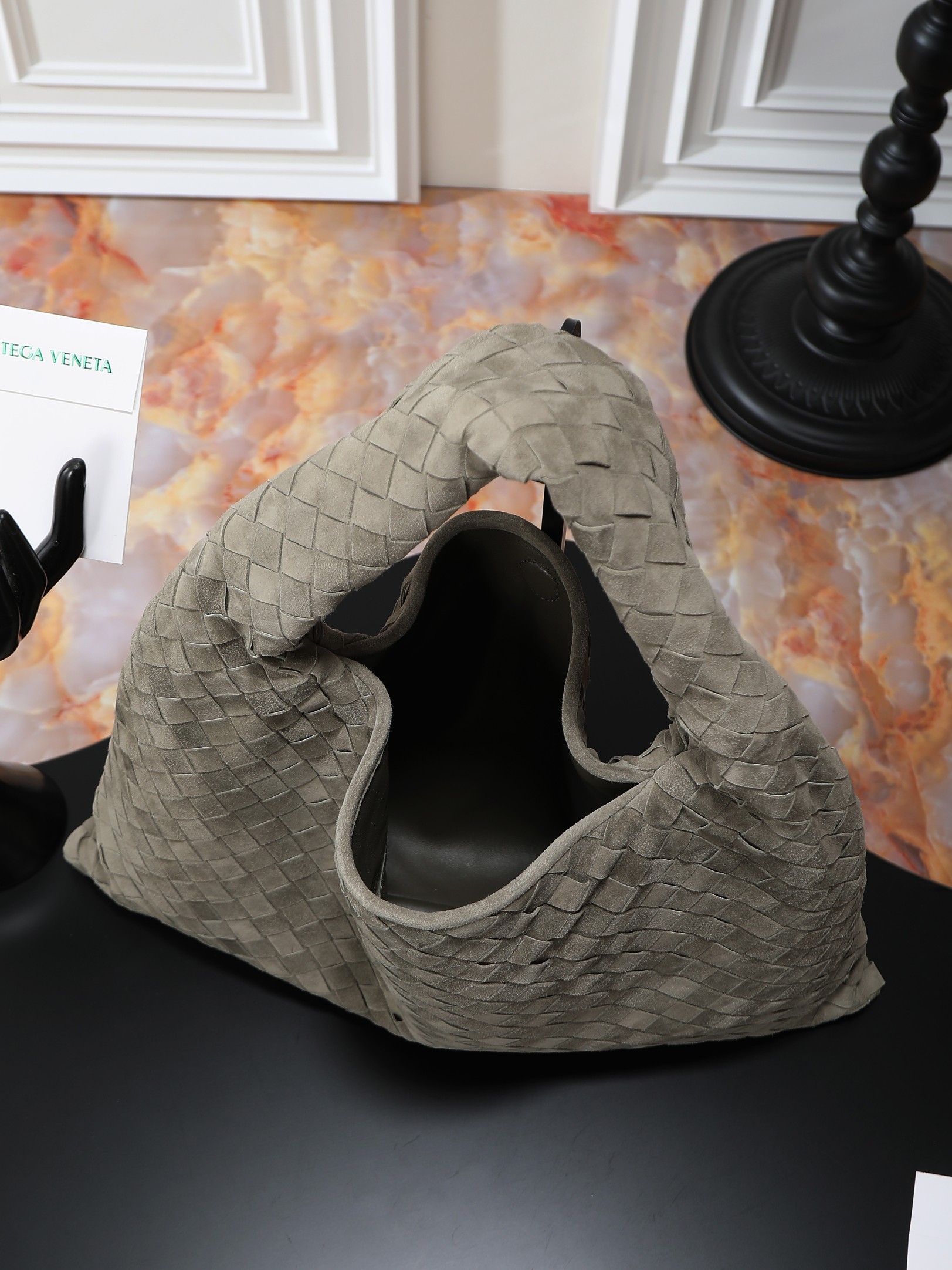 BV new (medium size 46cm) HOP series handbags
Chiseled, flexible and stylish
Inspired by classic handbags Sloane and Veneta
Bottega Veneta's classic leather weaving process is entirely hand-made, with seamless seams throughout the bag and a stacked suction buckle design for easy access.
Size: 46*21*10cm
Style number: 796262 photo 6