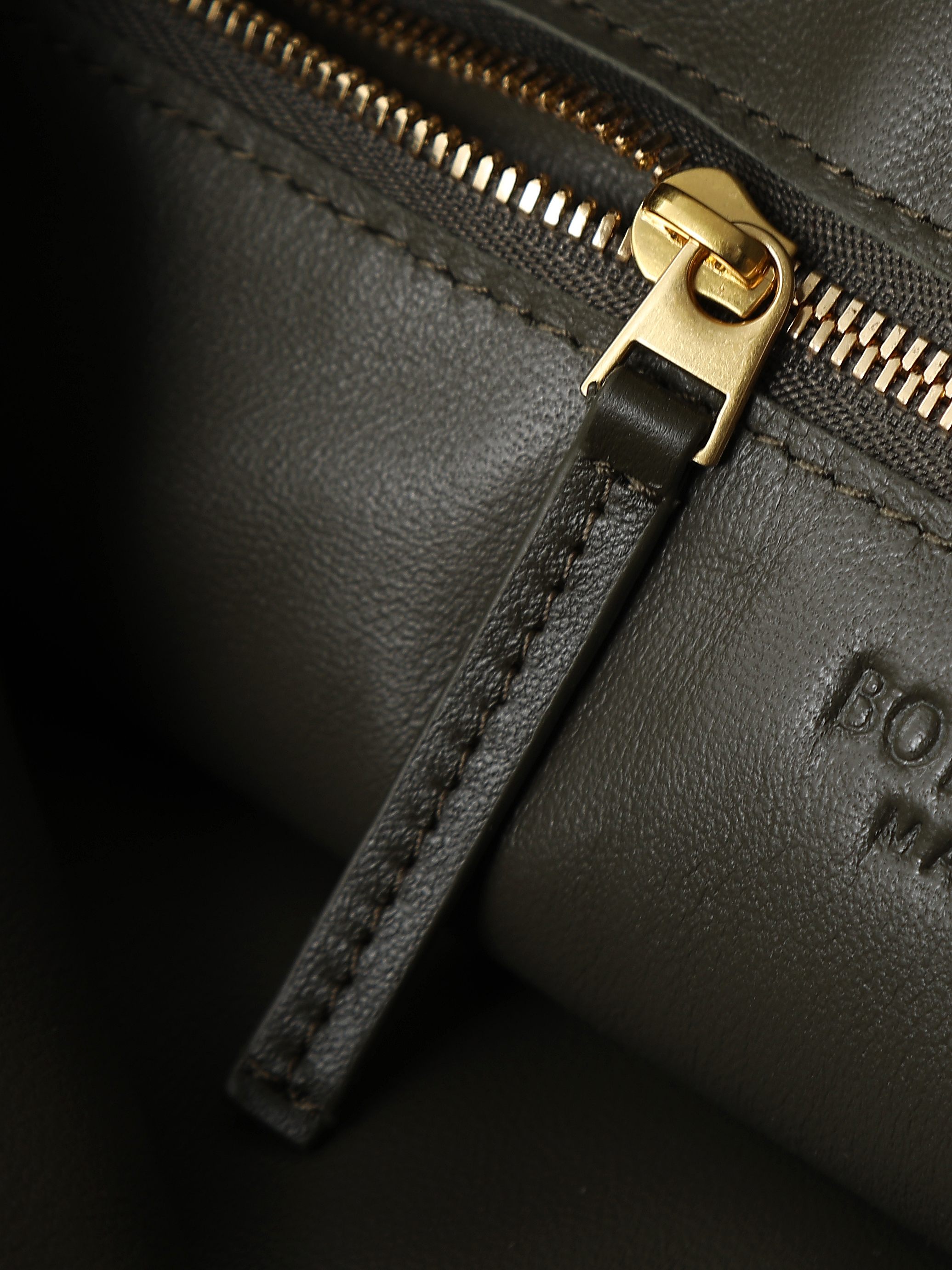 BV new (medium size 46cm) HOP series handbags
Chiseled, flexible and stylish
Inspired by classic handbags Sloane and Veneta
Bottega Veneta's classic leather weaving process is entirely hand-made, with seamless seams throughout the bag and a stacked suction buckle design for easy access.
Size: 46*21*10cm
Style number: 796262 photo 7