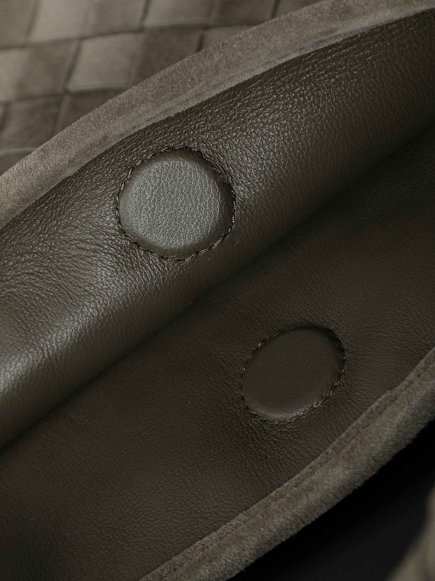 BV new (medium size 46cm) HOP series handbags
Chiseled, flexible and stylish
Inspired by classic handbags Sloane and Veneta
Bottega Veneta's classic leather weaving process is entirely hand-made, with seamless seams throughout the bag and a stacked suction buckle design for easy access.
Size: 46*21*10cm
Style number: 796262 photo 8