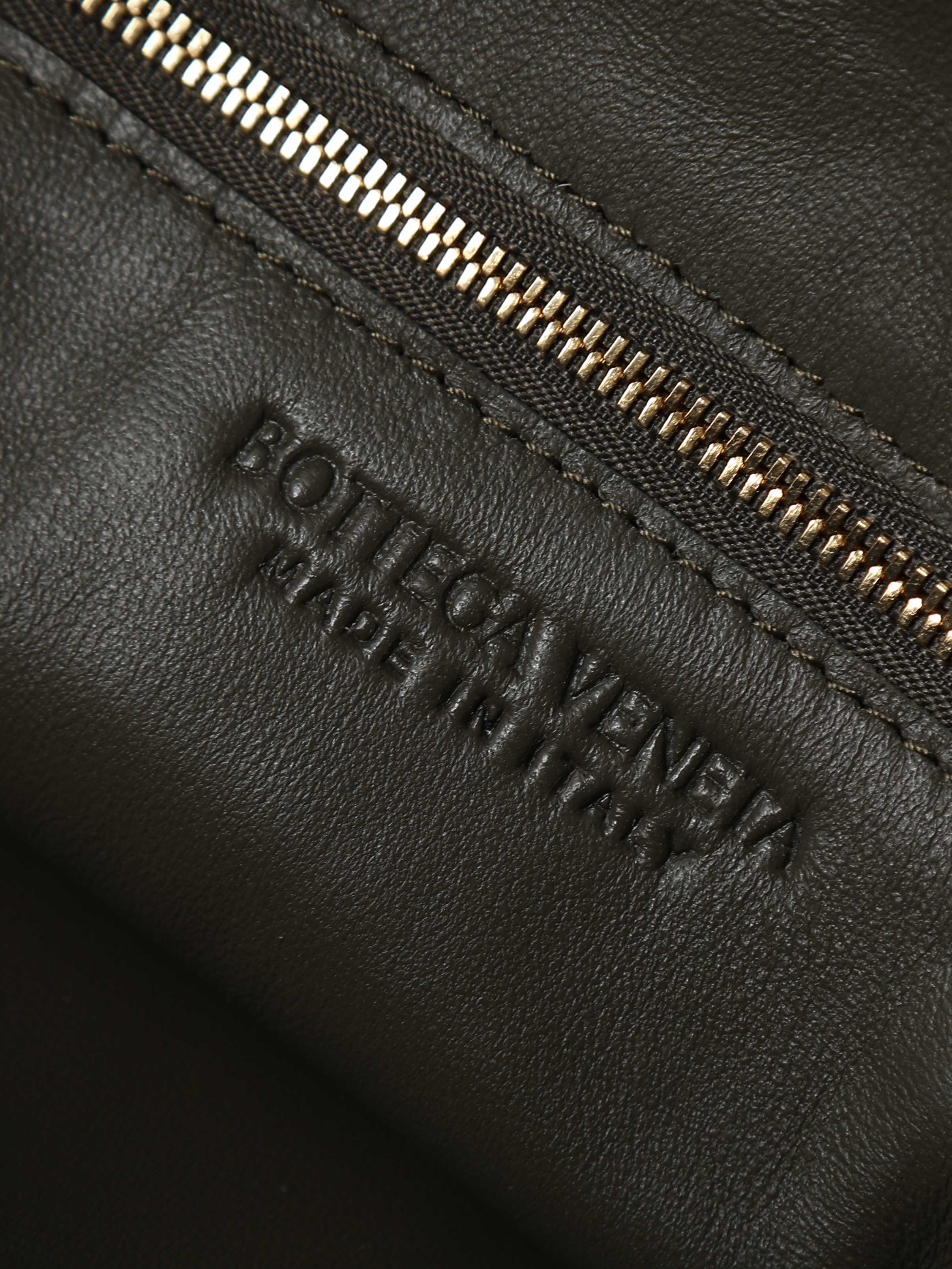 BV new (medium size 46cm) HOP series handbags
Chiseled, flexible and stylish
Inspired by classic handbags Sloane and Veneta
Bottega Veneta's classic leather weaving process is entirely hand-made, with seamless seams throughout the bag and a stacked suction buckle design for easy access.
Size: 46*21*10cm
Style number: 796262 photo 9
