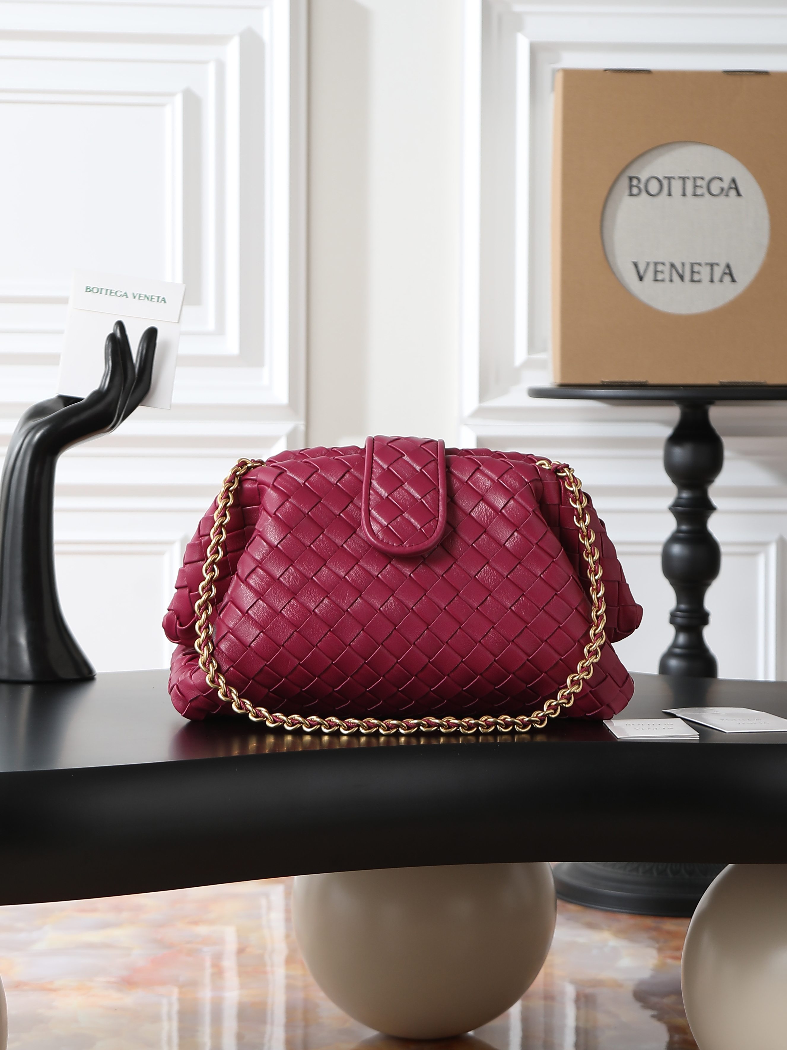 Lauren 1980 Teen Clutch
Bottega Veneta's new 'It bag' collection for the new season enhances summer styling with unparalleled elegance. The most outstanding among them is undoubtedly the Lauren 1980 Teen Clutch chain clutch series, which is made of padded Intrecciato woven leather and equipped with a tubular leather woven metal chain. The comfortable size and low-key woven leather texture will upgrade your look elegantly.
Size:31.5*16.5*11
Model number: 785807