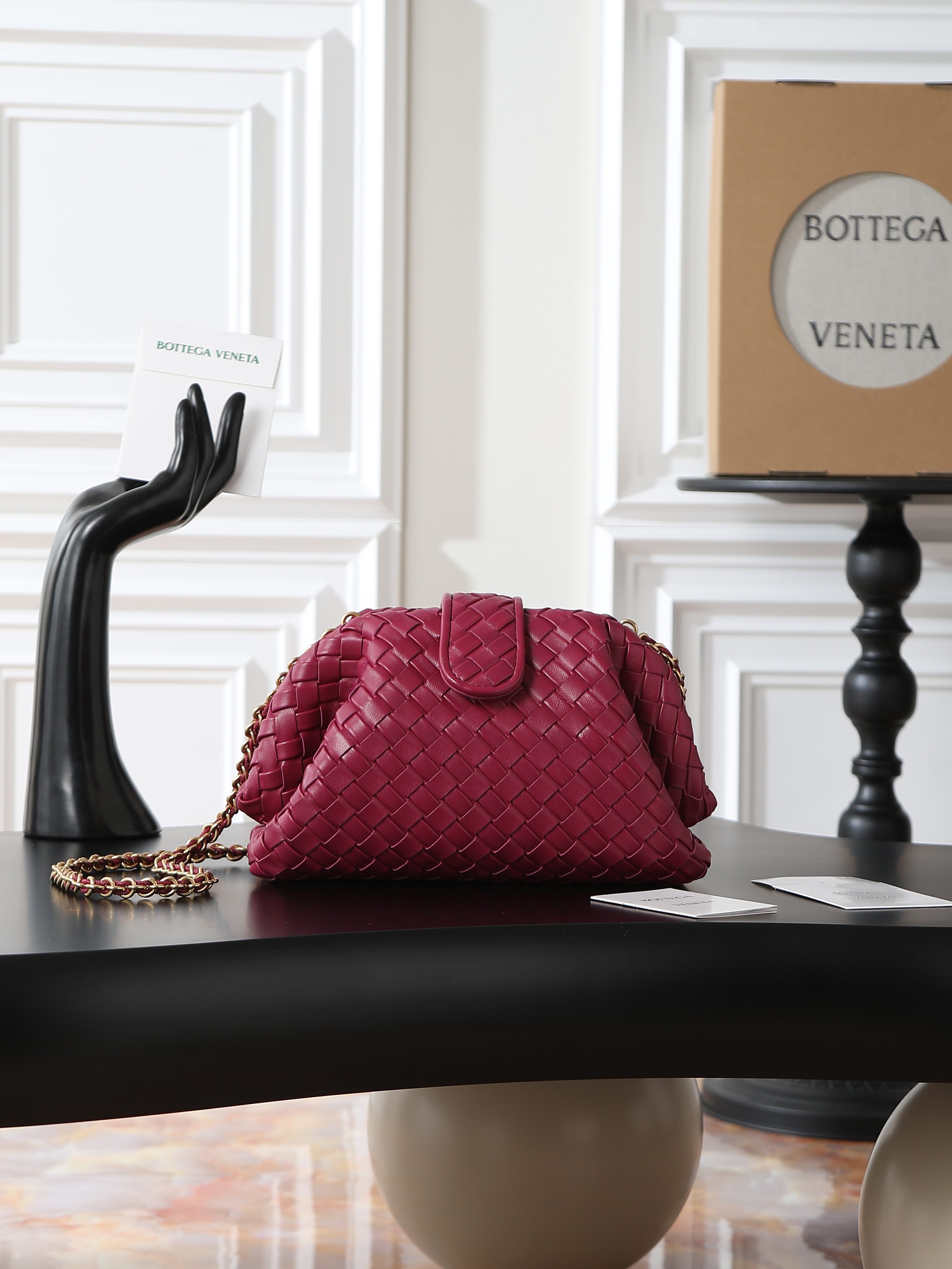 (Small) Lauren 1980 Teen Clutch
Bottega Veneta's new 'It bag' collection for the new season enhances summer styling with unparalleled elegance. The most outstanding among them is undoubtedly the Lauren 1980 Teen Clutch chain clutch series, which is made of padded Intrecciato woven leather and equipped with a tubular leather woven metal chain. The comfortable size and low-key woven leather texture will upgrade your look elegantly.
Model number: 804038
Size: 27*15*8cm