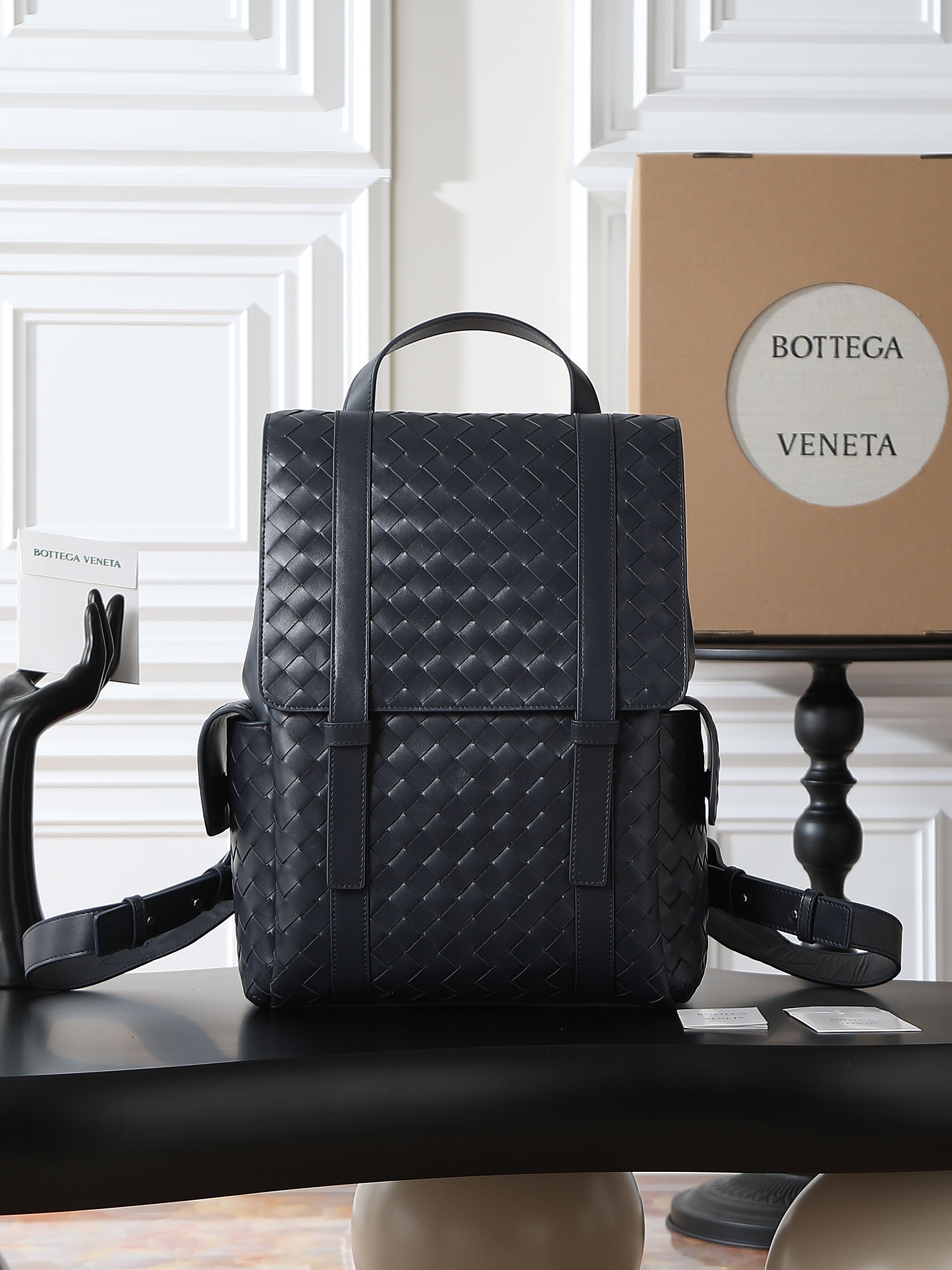 BV Men’s Classic Backpack | A must-have item🌟
✨ Bottegaveneta 2025 Back-To-School Backpack🎒 Classic meets texture Inspired by the classic student backpack 🎒 but full of high-end feel! Smooth calfskin + iconic intrecciato weaving process, retro and exquisite, conveying the campus youthfulness without losing the mature charm~ Design details control ecstasy ✅ The flip cover is fixed with a leather shoulder strap through a leather ring buckle. The magnetic buckle is super convenient and provides a sense of security🔒
✅ Top handle, double straps, full leather design on the back, bursting with texture💥 The back is the "texture spokesperson" for walking
✅ There are pockets on both sides and rich internal compartments. Notebooks📕 and small items can be properly stored, making it practical and beautiful.
Model number: 805971
Size: 39*31*14cm