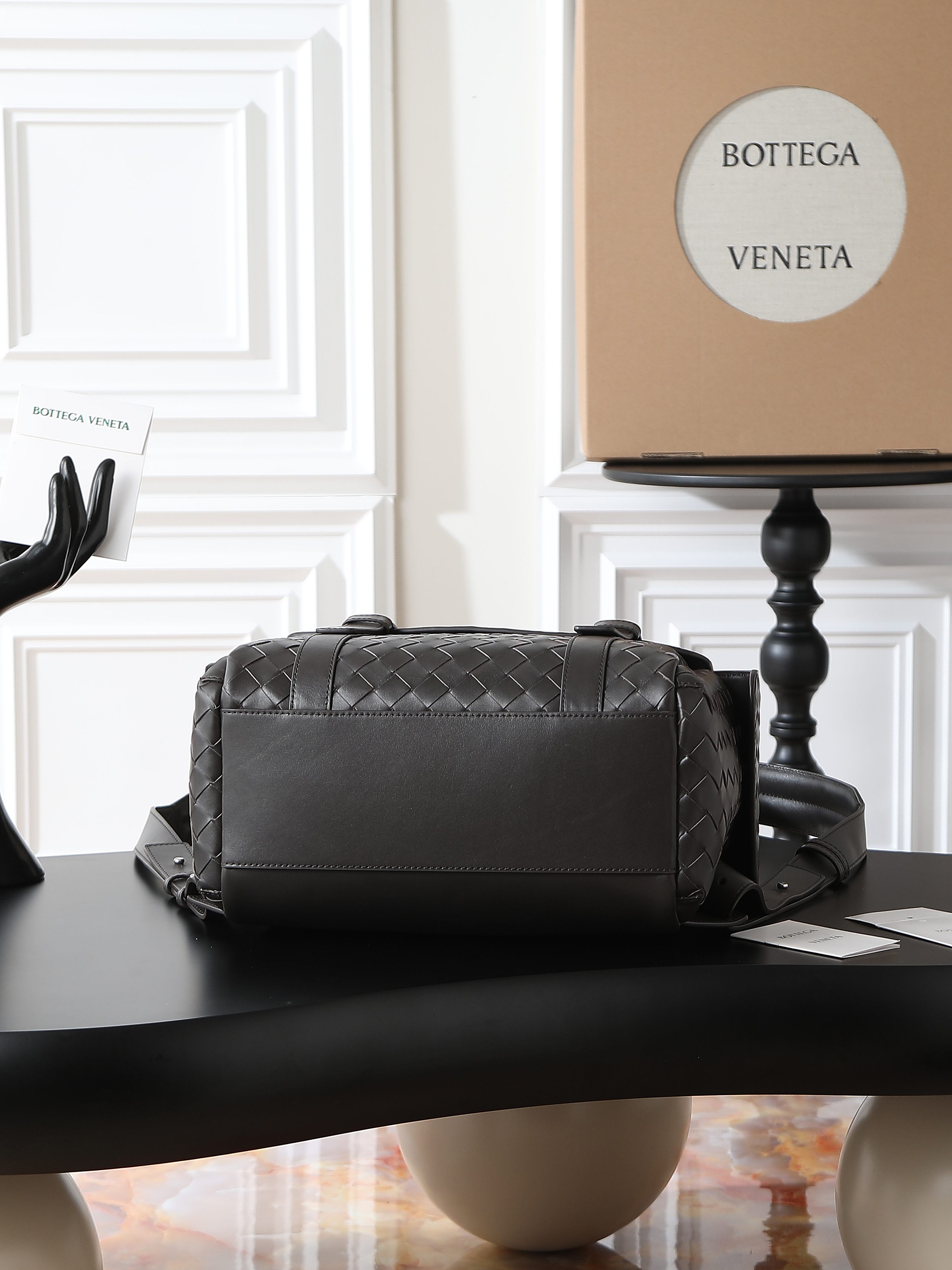 BV Men’s Classic Backpack | A must-have item🌟
✨ Bottegaveneta 2025 Back-To-School Backpack🎒 Classic meets texture Inspired by the classic student backpack 🎒 but full of high-end feel! Smooth calfskin + iconic intrecciato weaving process, retro and exquisite, conveying the campus youthfulness without losing the mature charm~ Design details control ecstasy ✅ The flip cover is fixed with a leather shoulder strap through a leather ring buckle. The magnetic buckle is super convenient and provides a sense of security🔒
✅ Top handle, double straps, full leather design on the back, bursting with texture💥 The back is the "texture spokesperson" for walking
✅ There are pockets on both sides and rich internal compartments. Notebooks📕 and small items can be properly stored, making it practical and beautiful.
​Model number: 805971
Size: 39*31*14cm photo 1