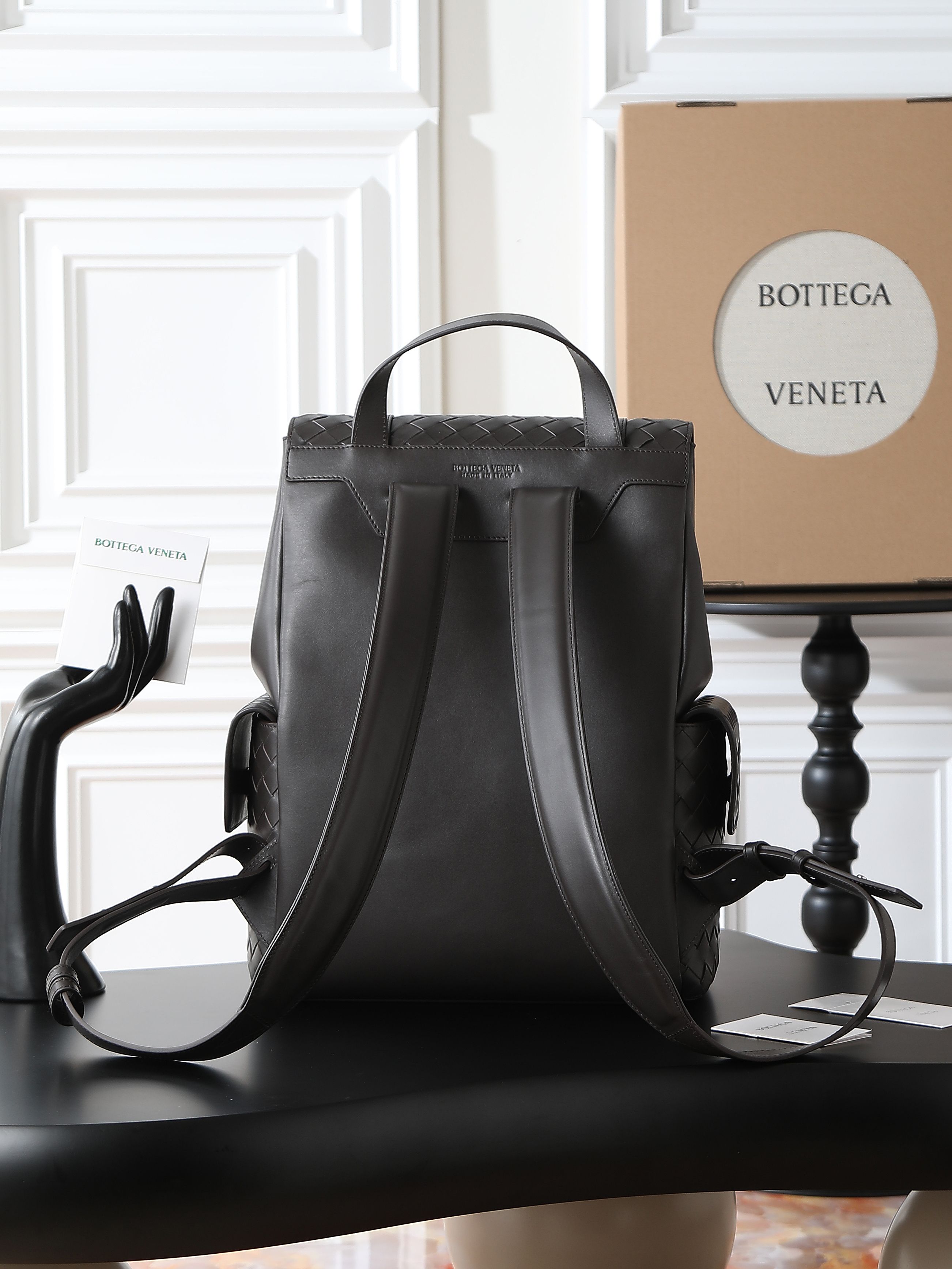 BV Men’s Classic Backpack | A must-have item🌟
✨ Bottegaveneta 2025 Back-To-School Backpack🎒 Classic meets texture Inspired by the classic student backpack 🎒 but full of high-end feel! Smooth calfskin + iconic intrecciato weaving process, retro and exquisite, conveying the campus youthfulness without losing the mature charm~ Design details control ecstasy ✅ The flip cover is fixed with a leather shoulder strap through a leather ring buckle. The magnetic buckle is super convenient and provides a sense of security🔒
✅ Top handle, double straps, full leather design on the back, bursting with texture💥 The back is the "texture spokesperson" for walking
✅ There are pockets on both sides and rich internal compartments. Notebooks📕 and small items can be properly stored, making it practical and beautiful.
​Model number: 805971
Size: 39*31*14cm photo 2