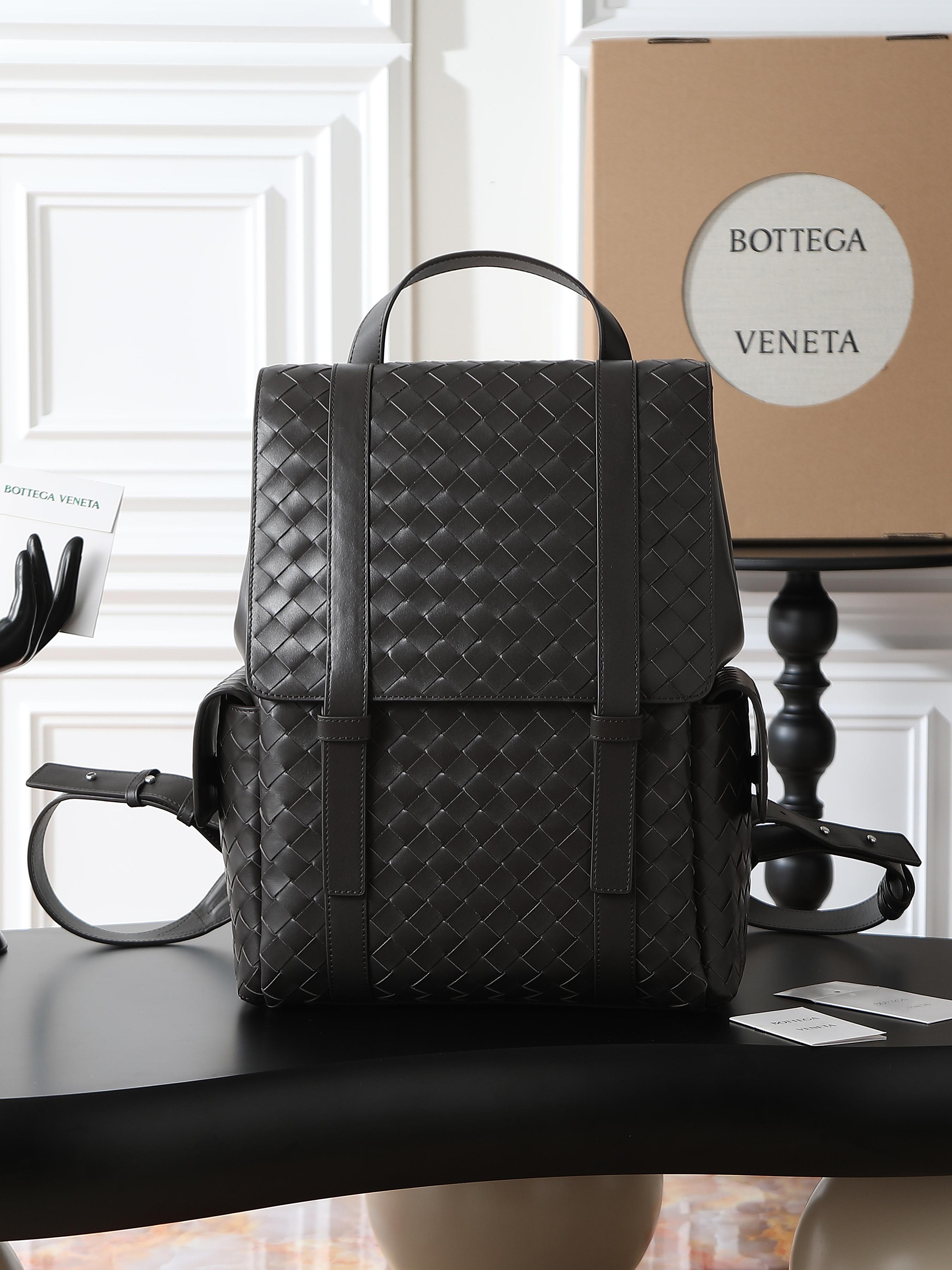 BV Men’s Classic Backpack | A must-have item🌟
✨ Bottegaveneta 2025 Back-To-School Backpack🎒 Classic meets texture Inspired by the classic student backpack 🎒 but full of high-end feel! Smooth calfskin + iconic intrecciato weaving process, retro and exquisite, conveying the campus youthfulness without losing the mature charm~ Design details control ecstasy ✅ The flip cover is fixed with a leather shoulder strap through a leather ring buckle. The magnetic buckle is super convenient and provides a sense of security🔒
✅ Top handle, double straps, full leather design on the back, bursting with texture💥 The back is the "texture spokesperson" for walking
✅ There are pockets on both sides and rich internal compartments. Notebooks📕 and small items can be properly stored, making it practical and beautiful.
Model number: 805971
Size: 39*31*14cm