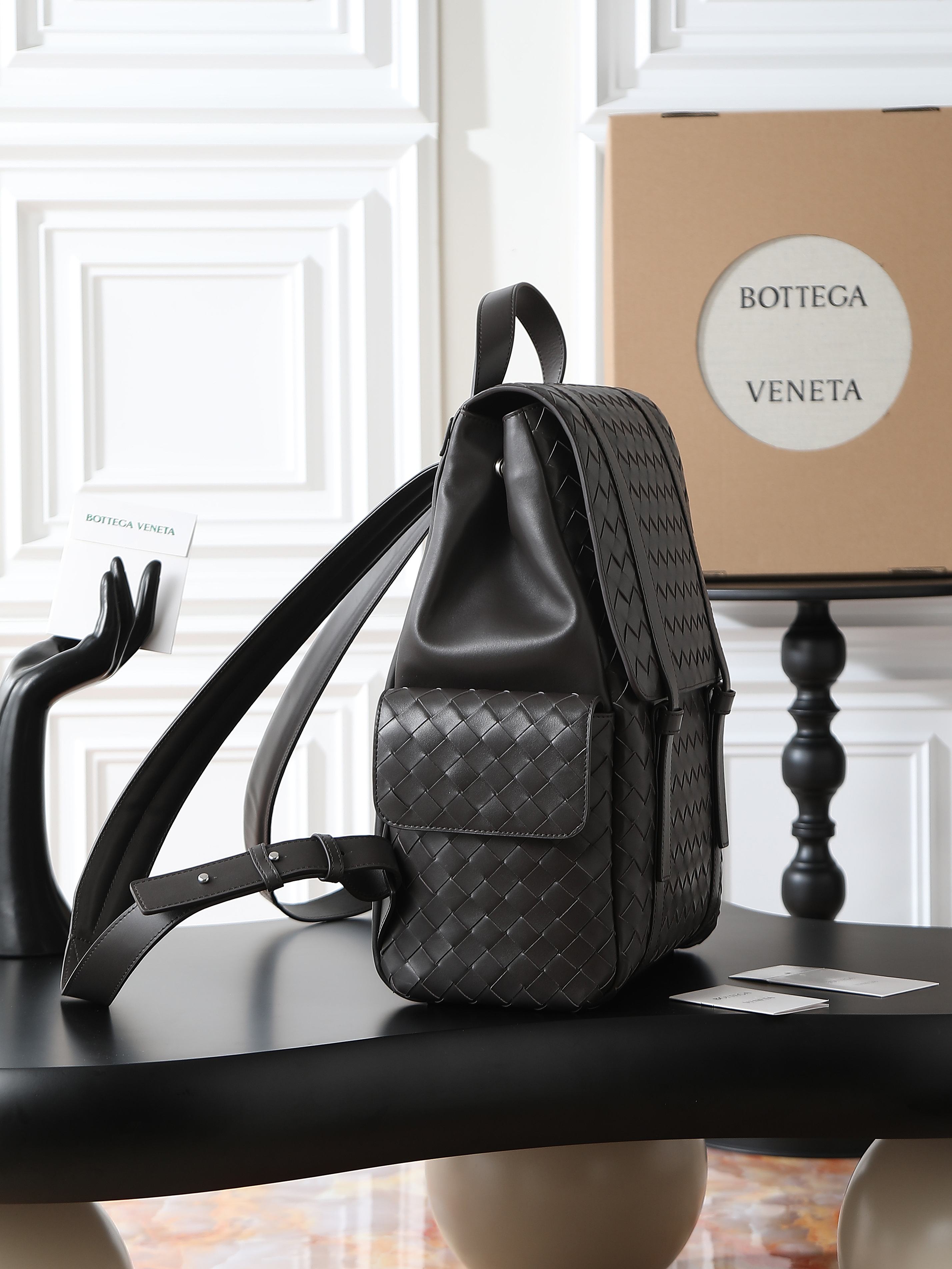 BV Men’s Classic Backpack | A must-have item🌟
✨ Bottegaveneta 2025 Back-To-School Backpack🎒 Classic meets texture Inspired by the classic student backpack 🎒 but full of high-end feel! Smooth calfskin + iconic intrecciato weaving process, retro and exquisite, conveying the campus youthfulness without losing the mature charm~ Design details control ecstasy ✅ The flip cover is fixed with a leather shoulder strap through a leather ring buckle. The magnetic buckle is super convenient and provides a sense of security🔒
✅ Top handle, double straps, full leather design on the back, bursting with texture💥 The back is the "texture spokesperson" for walking
✅ There are pockets on both sides and rich internal compartments. Notebooks📕 and small items can be properly stored, making it practical and beautiful.
​Model number: 805971
Size: 39*31*14cm photo 5