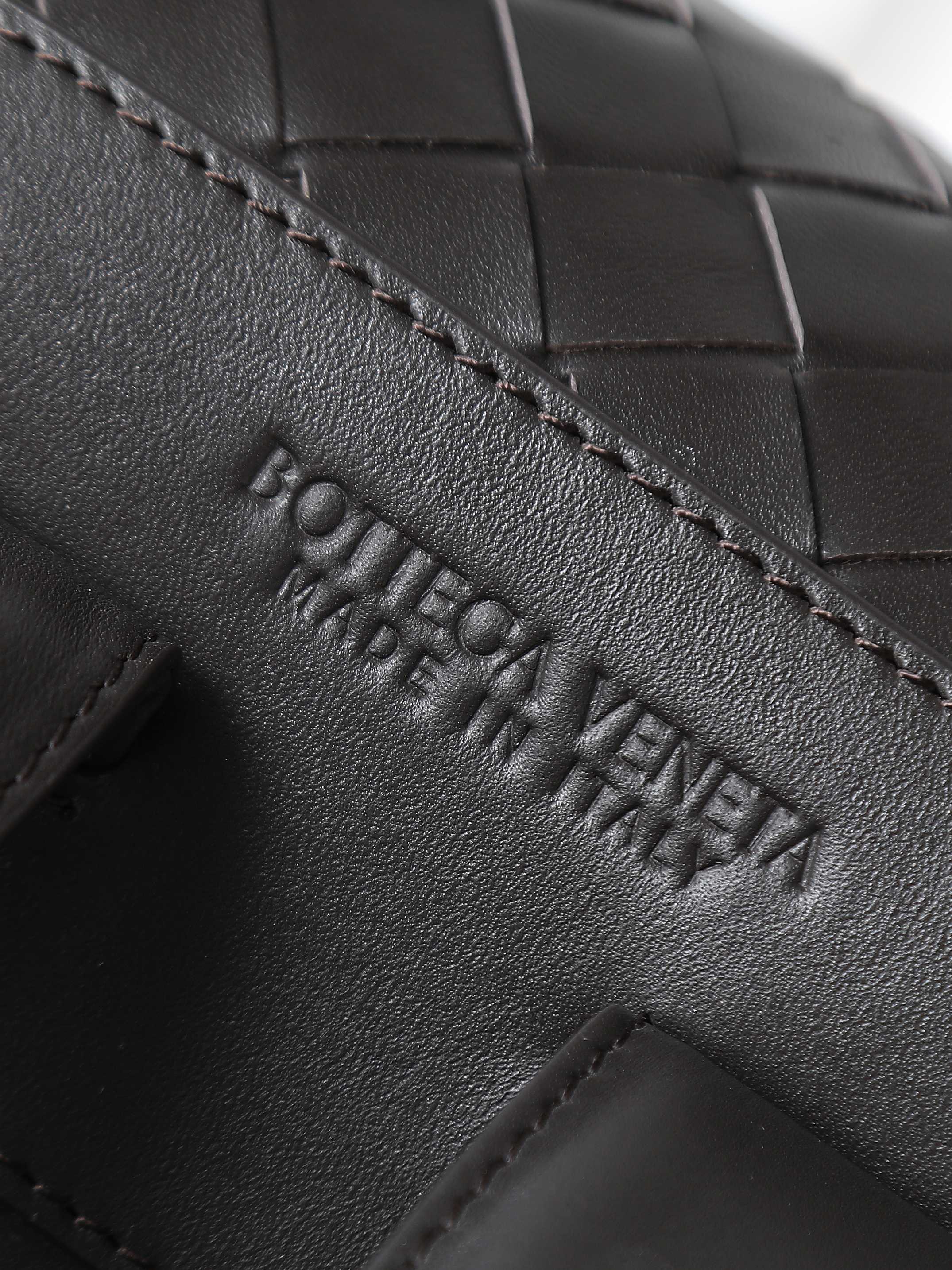 BV Men’s Classic Backpack | A must-have item🌟
✨ Bottegaveneta 2025 Back-To-School Backpack🎒 Classic meets texture Inspired by the classic student backpack 🎒 but full of high-end feel! Smooth calfskin + iconic intrecciato weaving process, retro and exquisite, conveying the campus youthfulness without losing the mature charm~ Design details control ecstasy ✅ The flip cover is fixed with a leather shoulder strap through a leather ring buckle. The magnetic buckle is super convenient and provides a sense of security🔒
✅ Top handle, double straps, full leather design on the back, bursting with texture💥 The back is the "texture spokesperson" for walking
✅ There are pockets on both sides and rich internal compartments. Notebooks📕 and small items can be properly stored, making it practical and beautiful.
​Model number: 805971
Size: 39*31*14cm photo 6