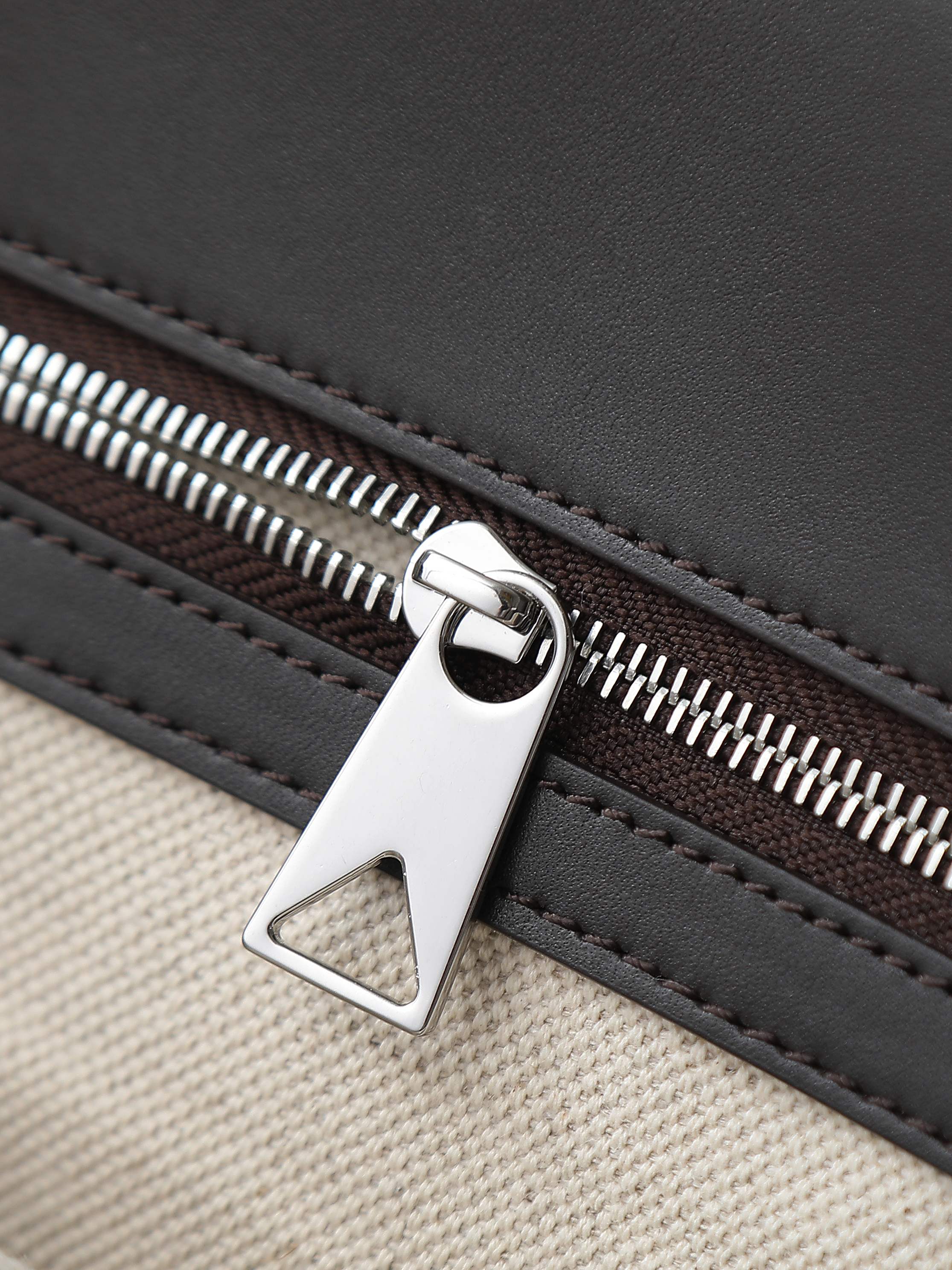 BV Men’s Classic Backpack | A must-have item🌟
✨ Bottegaveneta 2025 Back-To-School Backpack🎒 Classic meets texture Inspired by the classic student backpack 🎒 but full of high-end feel! Smooth calfskin + iconic intrecciato weaving process, retro and exquisite, conveying the campus youthfulness without losing the mature charm~ Design details control ecstasy ✅ The flip cover is fixed with a leather shoulder strap through a leather ring buckle. The magnetic buckle is super convenient and provides a sense of security🔒
✅ Top handle, double straps, full leather design on the back, bursting with texture💥 The back is the "texture spokesperson" for walking
✅ There are pockets on both sides and rich internal compartments. Notebooks📕 and small items can be properly stored, making it practical and beautiful.
​Model number: 805971
Size: 39*31*14cm photo 7