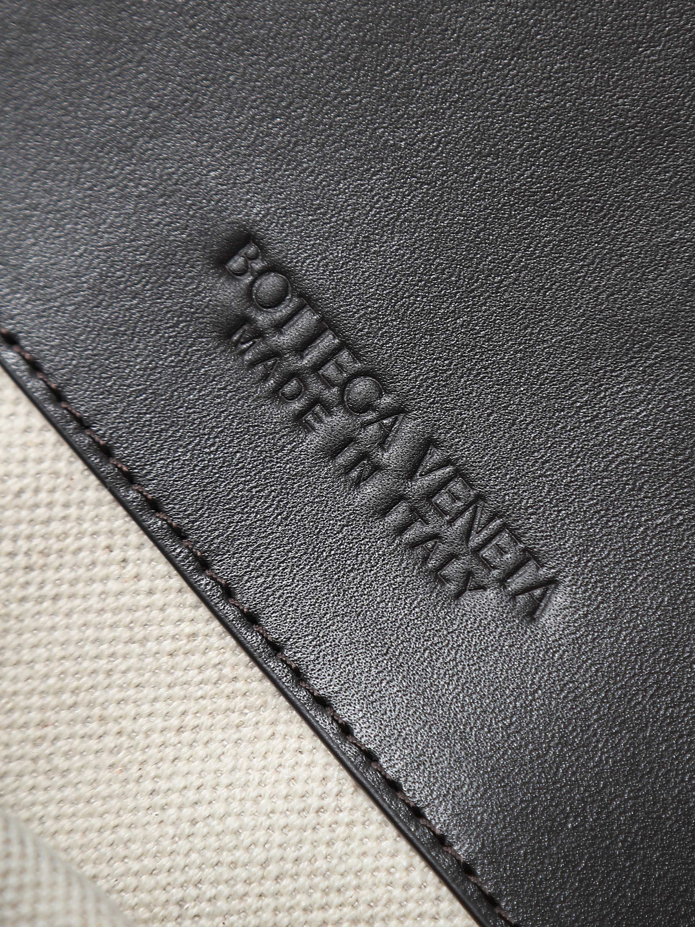 BV Men’s Classic Backpack | A must-have item🌟
✨ Bottegaveneta 2025 Back-To-School Backpack🎒 Classic meets texture Inspired by the classic student backpack 🎒 but full of high-end feel! Smooth calfskin + iconic intrecciato weaving process, retro and exquisite, conveying the campus youthfulness without losing the mature charm~ Design details control ecstasy ✅ The flip cover is fixed with a leather shoulder strap through a leather ring buckle. The magnetic buckle is super convenient and provides a sense of security🔒
✅ Top handle, double straps, full leather design on the back, bursting with texture💥 The back is the "texture spokesperson" for walking
✅ There are pockets on both sides and rich internal compartments. Notebooks📕 and small items can be properly stored, making it practical and beautiful.
​Model number: 805971
Size: 39*31*14cm photo 8
