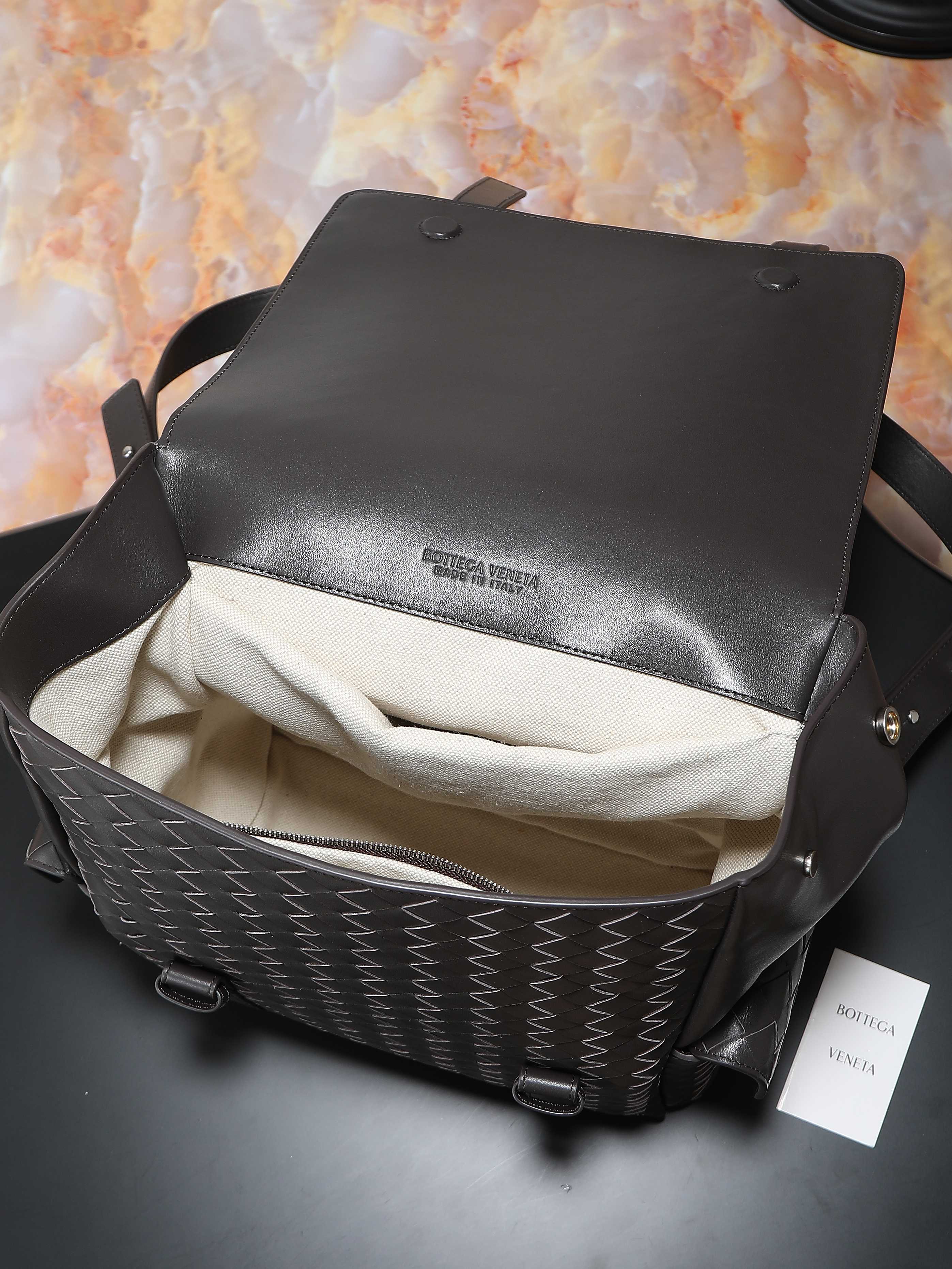 BV Men’s Classic Backpack | A must-have item🌟
✨ Bottegaveneta 2025 Back-To-School Backpack🎒 Classic meets texture Inspired by the classic student backpack 🎒 but full of high-end feel! Smooth calfskin + iconic intrecciato weaving process, retro and exquisite, conveying the campus youthfulness without losing the mature charm~ Design details control ecstasy ✅ The flip cover is fixed with a leather shoulder strap through a leather ring buckle. The magnetic buckle is super convenient and provides a sense of security🔒
✅ Top handle, double straps, full leather design on the back, bursting with texture💥 The back is the "texture spokesperson" for walking
✅ There are pockets on both sides and rich internal compartments. Notebooks📕 and small items can be properly stored, making it practical and beautiful.
​Model number: 805971
Size: 39*31*14cm photo 9