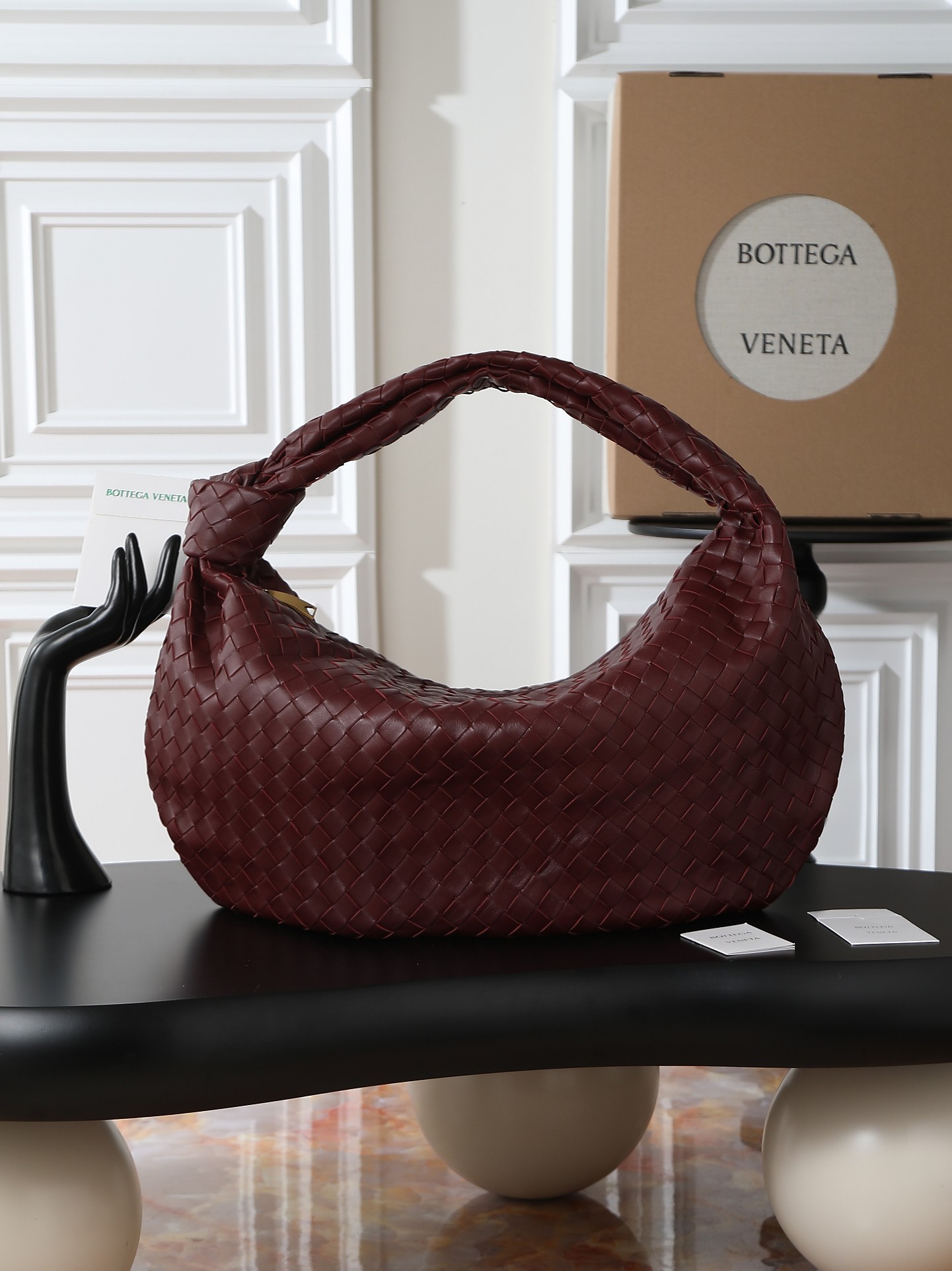 Jodie, the super large size that has become popular on the internet with BV, is here ❗❗❗ The appearance fully showcases the designer's creativity and the skilled weaving skills of the craftsmen. The bag is made of Nappa lambskin, which has a soft and lightweight feel and not only looks very cool, but also demonstrates a casual beautyThe weaving design is unique and innovative, with every detail appearing exquisite and refined. Whether it is the choice of color or the use of materials, it reflects the brand's careful designBags not only satisfy practicality, but also provide a visual enjoyment for peopleSize: 54 * 50 * 20cmStyle number: 600263