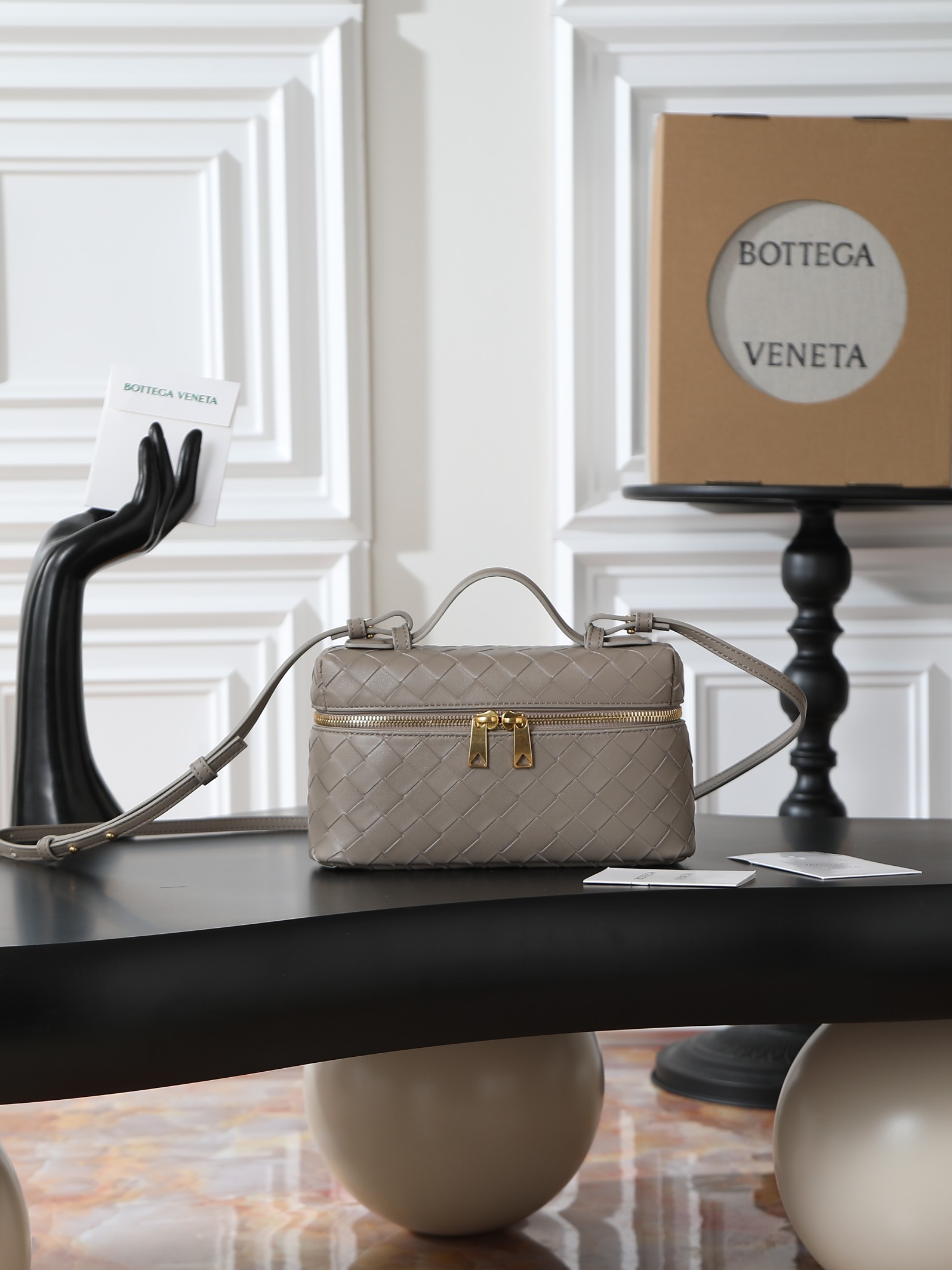 Bottega Veneta has another hit - makeup bagStill adopting the brand's most classic Intreccciato slender silhouette with two-way zipper closure, the overall style is retro and elegant. The bag is decorated with a top handle and a detachable and adjustable slim shoulder strap, which can be carried by hand or slung over. The exquisite weaving craftsmanship showcases a unique beauty, making people fall in love at first sight. Come and take it home now#Item number: 789109Size: 22 * 12.5 * 5