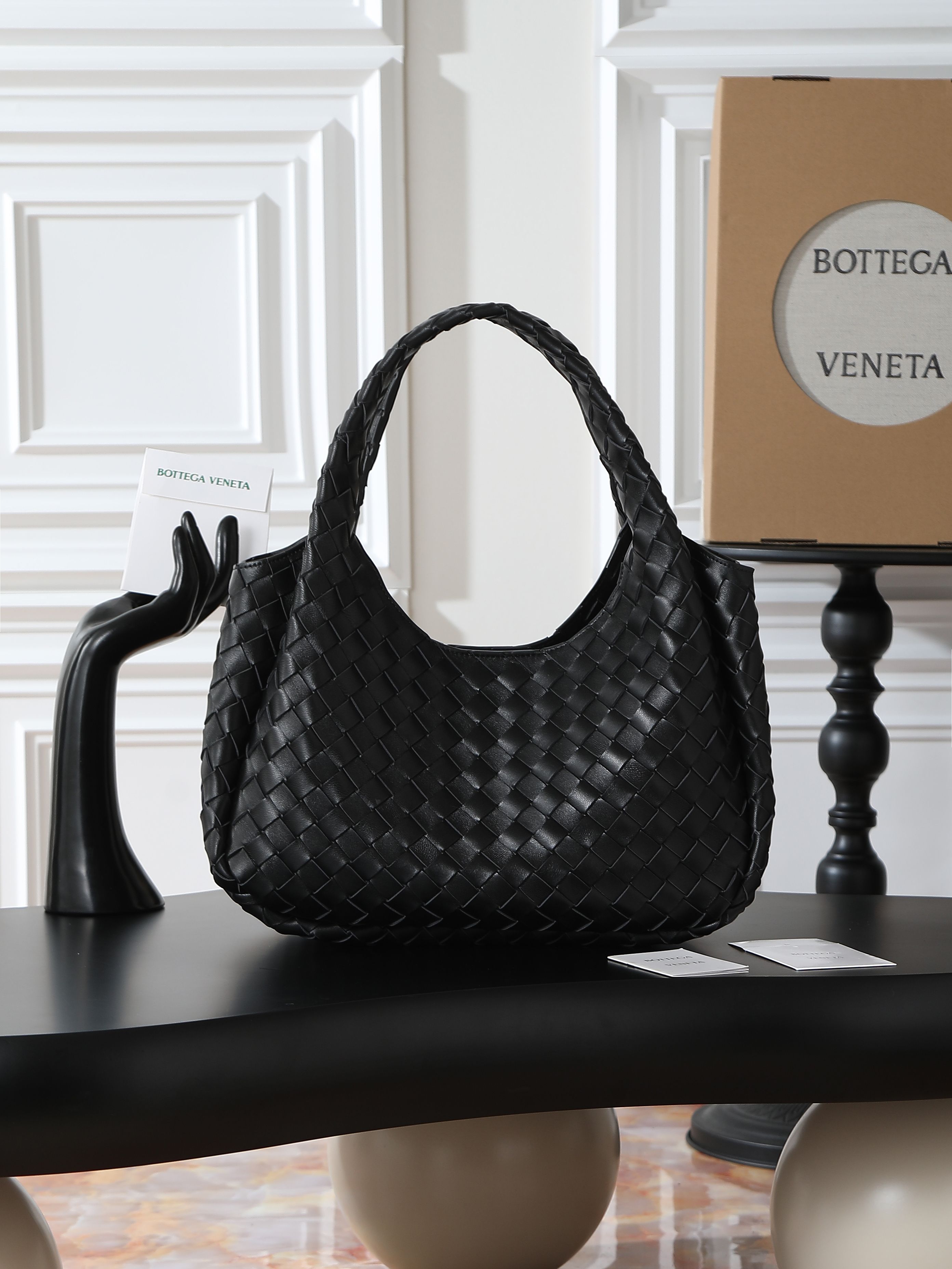 The Campana account beloved by many celebrities at BV26 fashion show 🔥A brand new interpretation that catches the heart at a glance 💓✨ Returning to the classic handbag style, the silhouette is simple and atmospheric, without any unnecessary decorations. With exquisite weaving craftsmanship, it becomes the visual focus. This minimalist and textured design is suitable for both daily commuting and elegant formal wear, with strong style compatibility.👜 In terms of material, top-grade Nappa lambskin is used, with a delicate and resilient texture of the leather. Every woven texture highlights the exquisite craftsmanship, not only showcasing the craftsmanship, but also making the bag more three-dimensional and durable, with a full sense of qualityStyle number: 844249Size: 33 * 20 * 16.5cm