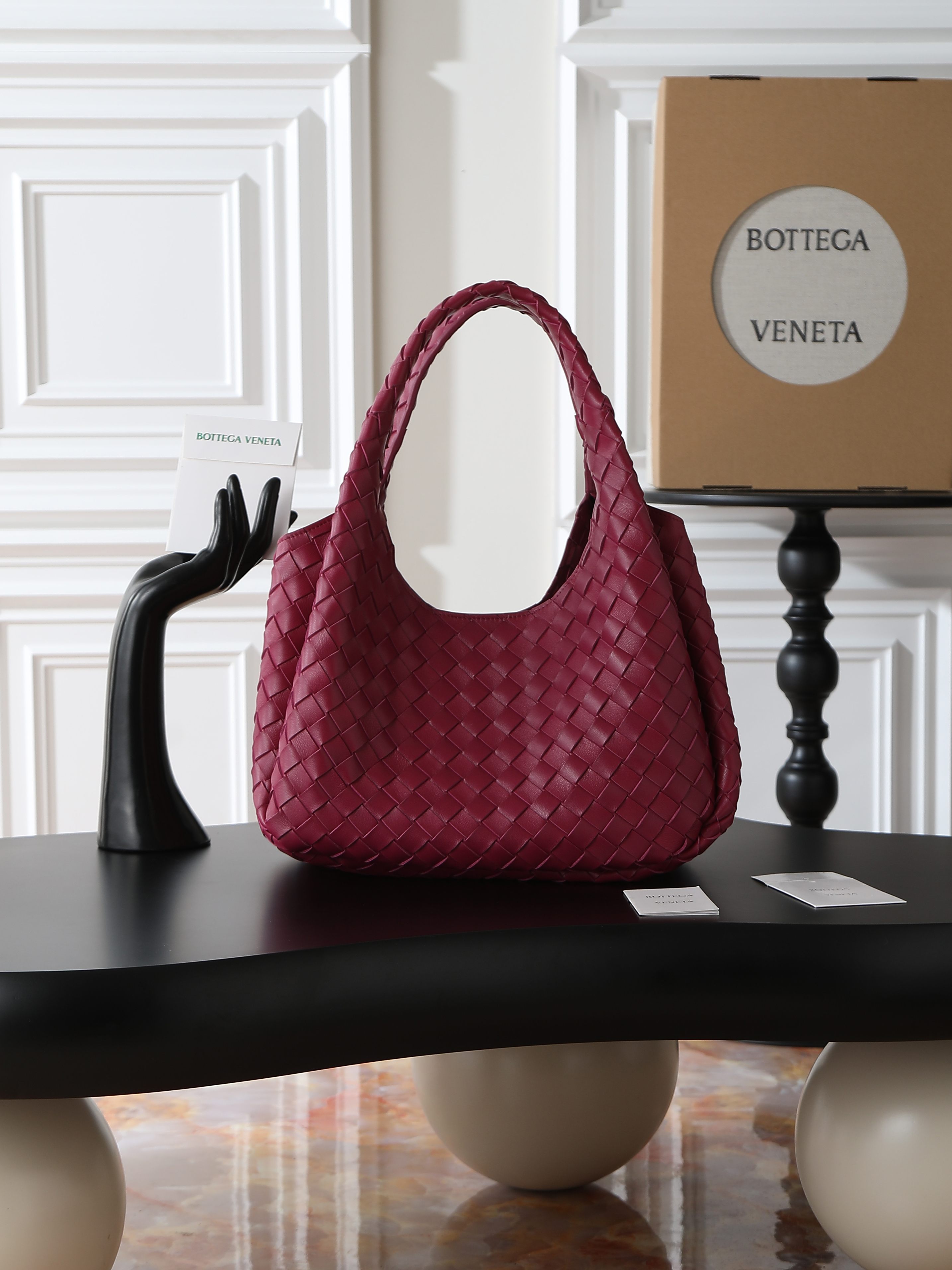The Campana account beloved by many celebrities at BV26 fashion show 🔥A brand new interpretation that catches the heart at a glance 💓✨ Returning to the classic handbag style, the silhouette is simple and atmospheric, without any unnecessary decorations. With exquisite weaving craftsmanship, it becomes the visual focus. This minimalist and textured design is suitable for both daily commuting and elegant formal wear, with strong style compatibility.👜 In terms of material, top-grade Nappa lambskin is used, with a delicate and resilient texture of the leather. Every woven texture highlights the exquisite craftsmanship, not only showcasing the craftsmanship, but also making the bag more three-dimensional and durable, with a full sense of qualityStyle number: 844249Size: 33 * 20 * 16.5cm