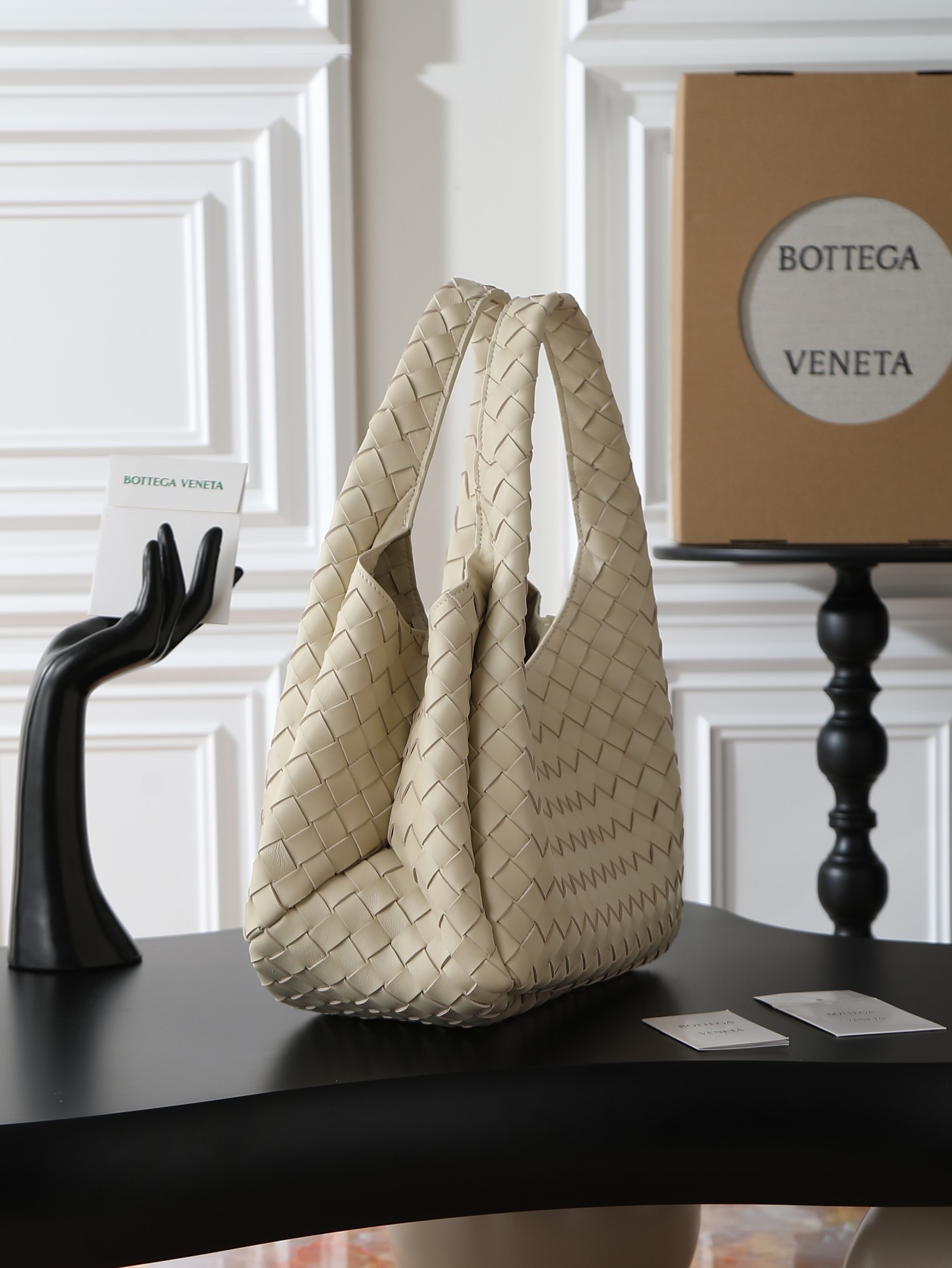 The Campana account beloved by many celebrities at BV26 fashion show 🔥A brand new interpretation that catches the heart at a glance 💓✨ Returning to the classic handbag style, the silhouette is simple and atmospheric, without any unnecessary decorations. With exquisite weaving craftsmanship, it becomes the visual focus. This minimalist and textured design is suitable for both daily commuting and elegant formal wear, with strong style compatibility.👜 In terms of material, top-grade Nappa lambskin is used, with a delicate and resilient texture of the leather. Every woven texture highlights the exquisite craftsmanship, not only showcasing the craftsmanship, but also making the bag more three-dimensional and durable, with a full sense of qualityStyle number: 844249Size: 33 * 20 * 16.5cm photo 1