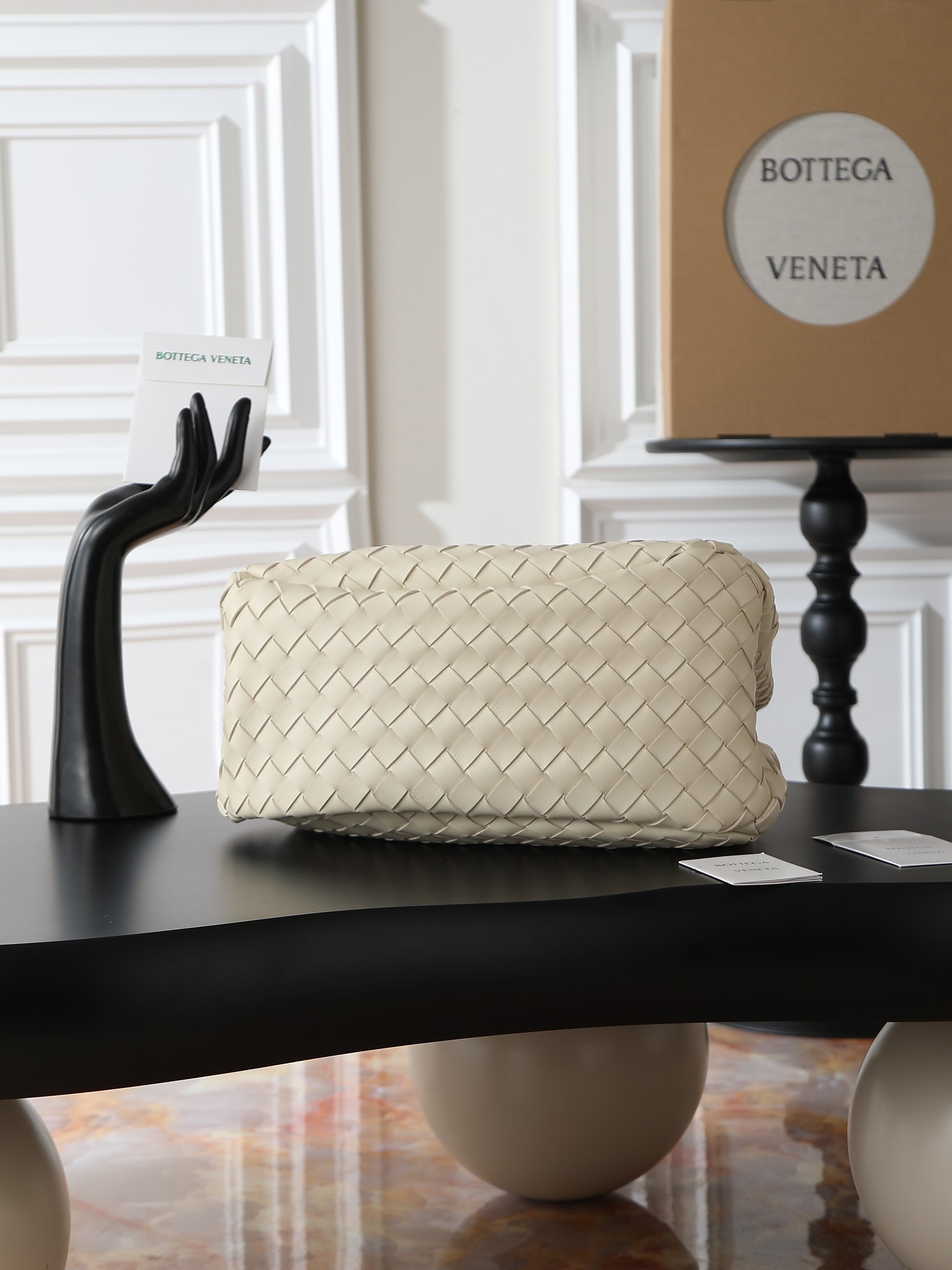 The Campana account beloved by many celebrities at BV26 fashion show 🔥A brand new interpretation that catches the heart at a glance 💓✨ Returning to the classic handbag style, the silhouette is simple and atmospheric, without any unnecessary decorations. With exquisite weaving craftsmanship, it becomes the visual focus. This minimalist and textured design is suitable for both daily commuting and elegant formal wear, with strong style compatibility.👜 In terms of material, top-grade Nappa lambskin is used, with a delicate and resilient texture of the leather. Every woven texture highlights the exquisite craftsmanship, not only showcasing the craftsmanship, but also making the bag more three-dimensional and durable, with a full sense of qualityStyle number: 844249Size: 33 * 20 * 16.5cm photo 2