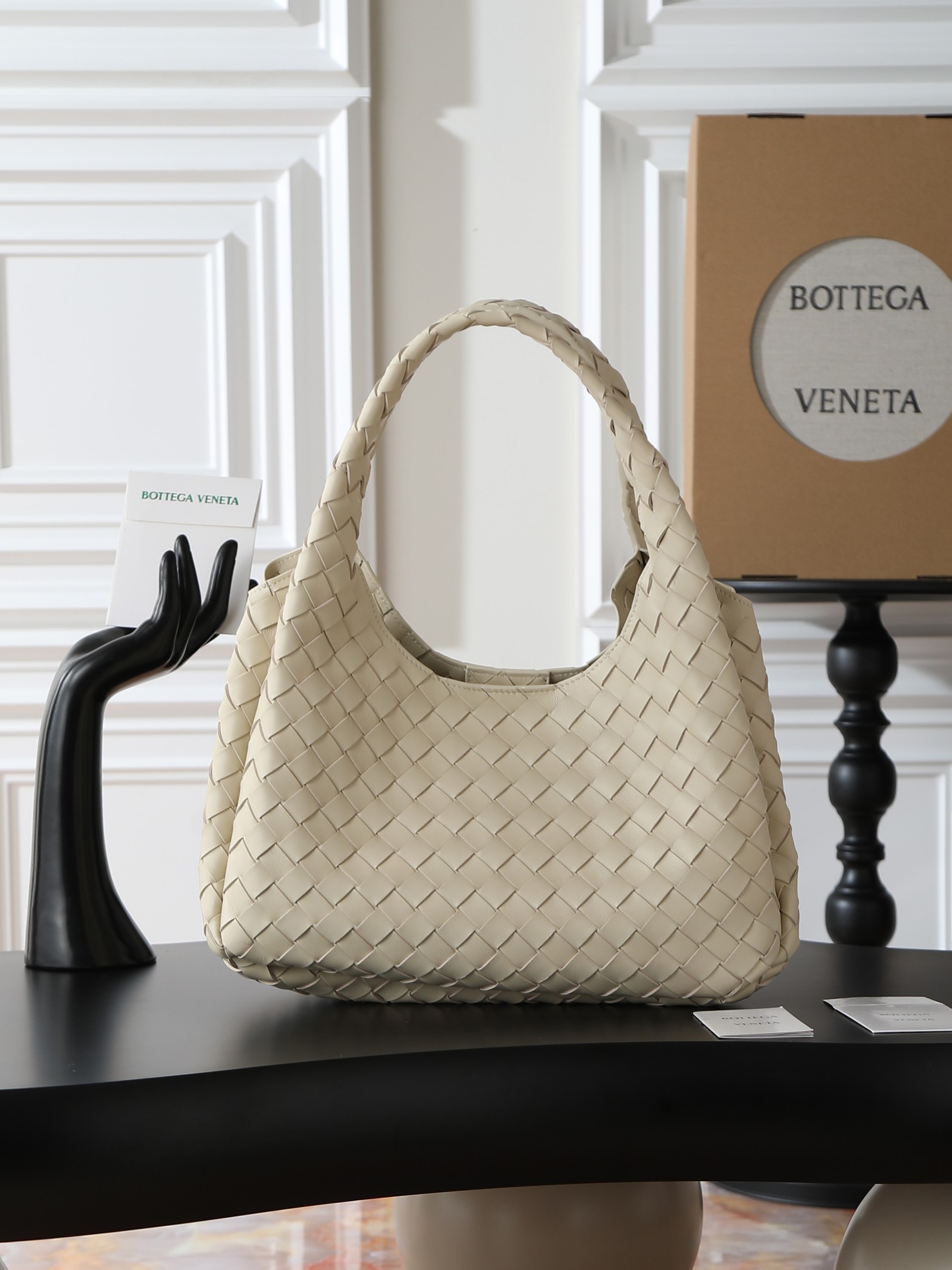 The Campana account beloved by many celebrities at BV26 fashion show 🔥A brand new interpretation that catches the heart at a glance 💓✨ Returning to the classic handbag style, the silhouette is simple and atmospheric, without any unnecessary decorations. With exquisite weaving craftsmanship, it becomes the visual focus. This minimalist and textured design is suitable for both daily commuting and elegant formal wear, with strong style compatibility.👜 In terms of material, top-grade Nappa lambskin is used, with a delicate and resilient texture of the leather. Every woven texture highlights the exquisite craftsmanship, not only showcasing the craftsmanship, but also making the bag more three-dimensional and durable, with a full sense of qualityStyle number: 844249Size: 33 * 20 * 16.5cm