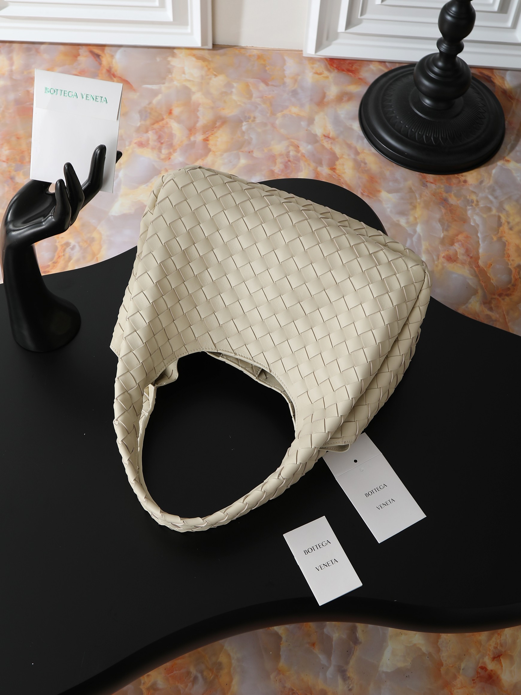 The Campana account beloved by many celebrities at BV26 fashion show 🔥A brand new interpretation that catches the heart at a glance 💓✨ Returning to the classic handbag style, the silhouette is simple and atmospheric, without any unnecessary decorations. With exquisite weaving craftsmanship, it becomes the visual focus. This minimalist and textured design is suitable for both daily commuting and elegant formal wear, with strong style compatibility.👜 In terms of material, top-grade Nappa lambskin is used, with a delicate and resilient texture of the leather. Every woven texture highlights the exquisite craftsmanship, not only showcasing the craftsmanship, but also making the bag more three-dimensional and durable, with a full sense of qualityStyle number: 844249Size: 33 * 20 * 16.5cm photo 4