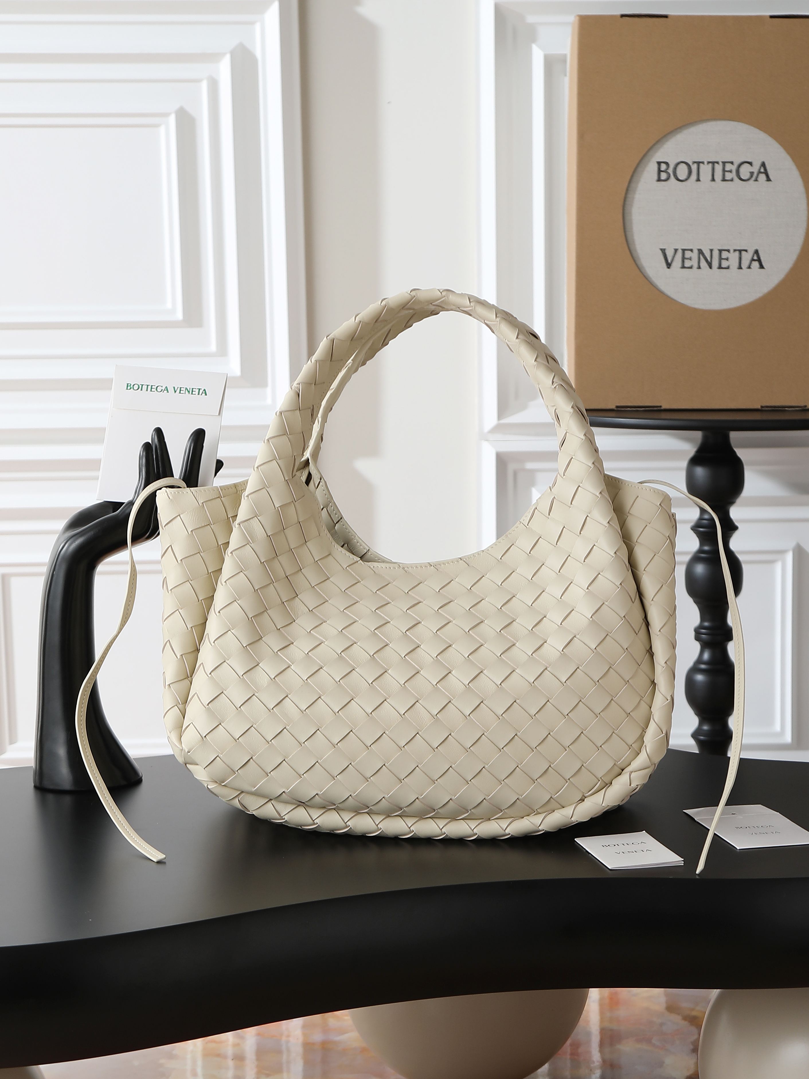 The Campana account beloved by many celebrities at BV26 fashion show 🔥A brand new interpretation that catches the heart at a glance 💓✨ Returning to the classic handbag style, the silhouette is simple and atmospheric, without any unnecessary decorations. With exquisite weaving craftsmanship, it becomes the visual focus. This minimalist and textured design is suitable for both daily commuting and elegant formal wear, with strong style compatibility.👜 In terms of material, top-grade Nappa lambskin is used, with a delicate and resilient texture of the leather. Every woven texture highlights the exquisite craftsmanship, not only showcasing the craftsmanship, but also making the bag more three-dimensional and durable, with a full sense of qualityStyle number: 844249Size: 33 * 20 * 16.5cm photo 5