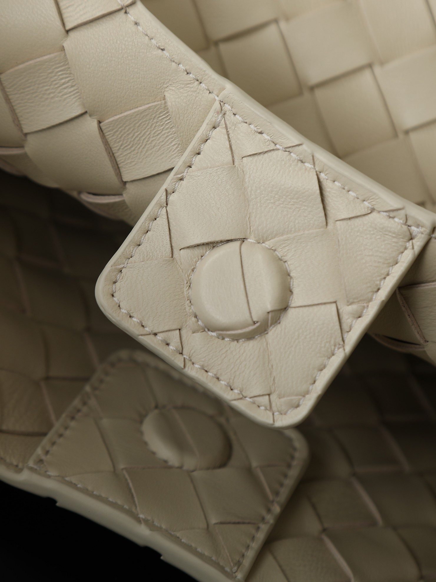 The Campana account beloved by many celebrities at BV26 fashion show 🔥A brand new interpretation that catches the heart at a glance 💓✨ Returning to the classic handbag style, the silhouette is simple and atmospheric, without any unnecessary decorations. With exquisite weaving craftsmanship, it becomes the visual focus. This minimalist and textured design is suitable for both daily commuting and elegant formal wear, with strong style compatibility.👜 In terms of material, top-grade Nappa lambskin is used, with a delicate and resilient texture of the leather. Every woven texture highlights the exquisite craftsmanship, not only showcasing the craftsmanship, but also making the bag more three-dimensional and durable, with a full sense of qualityStyle number: 844249Size: 33 * 20 * 16.5cm photo 7