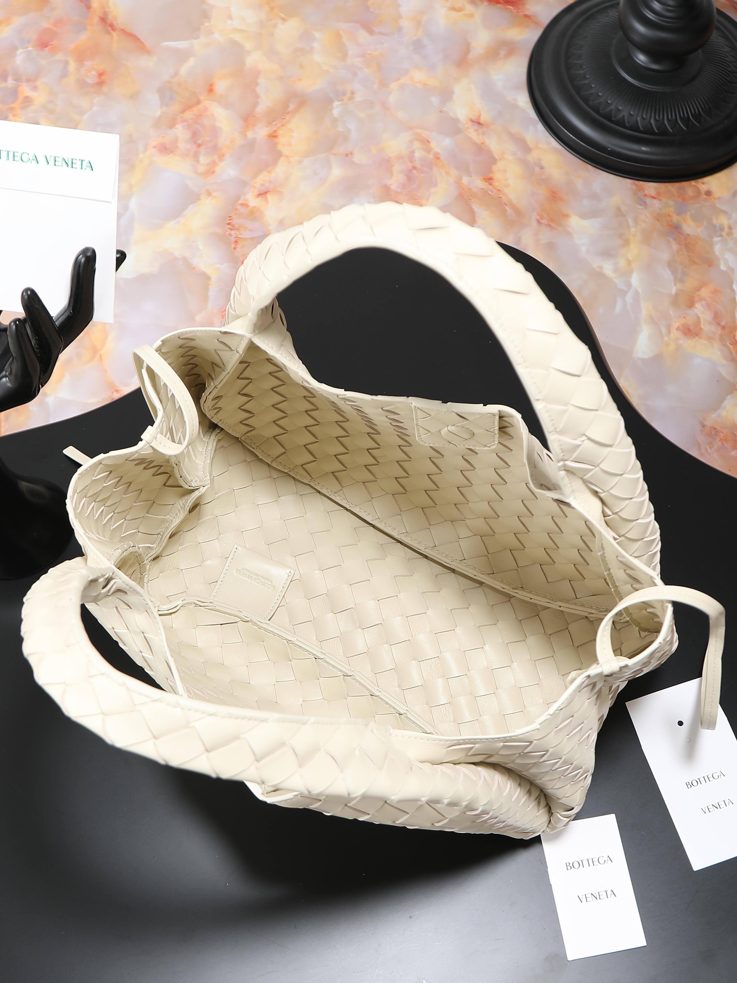 The Campana account beloved by many celebrities at BV26 fashion show 🔥A brand new interpretation that catches the heart at a glance 💓✨ Returning to the classic handbag style, the silhouette is simple and atmospheric, without any unnecessary decorations. With exquisite weaving craftsmanship, it becomes the visual focus. This minimalist and textured design is suitable for both daily commuting and elegant formal wear, with strong style compatibility.👜 In terms of material, top-grade Nappa lambskin is used, with a delicate and resilient texture of the leather. Every woven texture highlights the exquisite craftsmanship, not only showcasing the craftsmanship, but also making the bag more three-dimensional and durable, with a full sense of qualityStyle number: 844249Size: 33 * 20 * 16.5cm photo 9