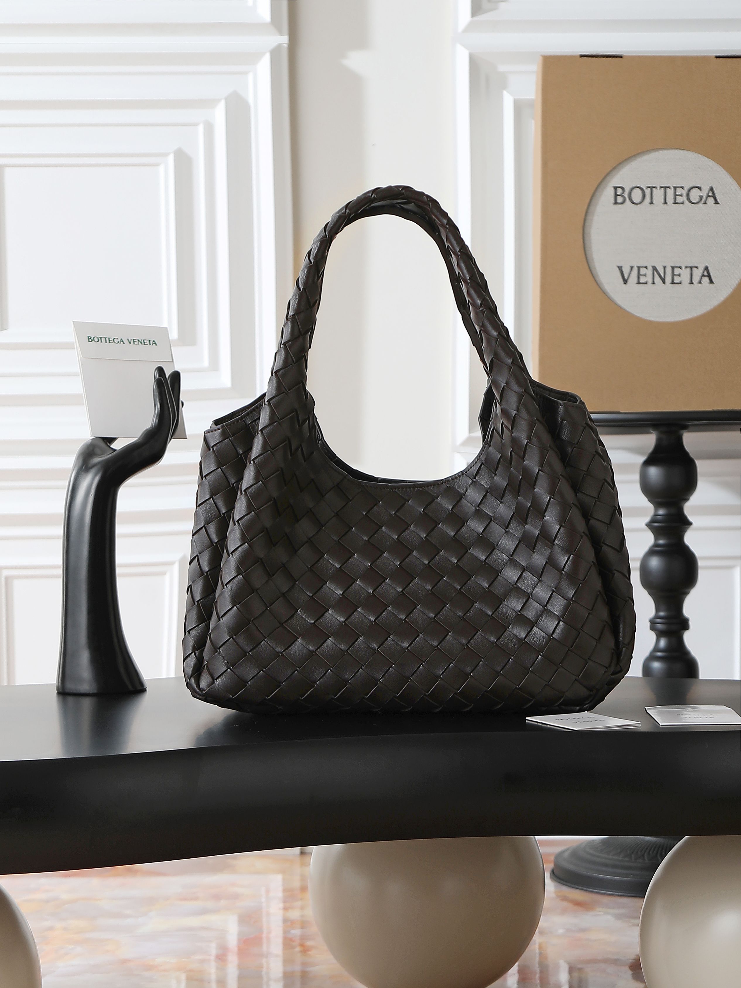 The Campana account beloved by many celebrities at BV26 fashion show 🔥A brand new interpretation that catches the heart at a glance 💓✨ Returning to the classic handbag style, the silhouette is simple and atmospheric, without any unnecessary decorations. With exquisite weaving craftsmanship, it becomes the visual focus. This minimalist and textured design is suitable for both daily commuting and elegant formal wear, with strong style compatibility.👜 In terms of material, top-grade Nappa lambskin is used, with a delicate and resilient texture of the leather. Every woven texture highlights the exquisite craftsmanship, not only showcasing the craftsmanship, but also making the bag more three-dimensional and durable, with a full sense of qualityStyle number: 844249Size: 33 * 20 * 16.5cm