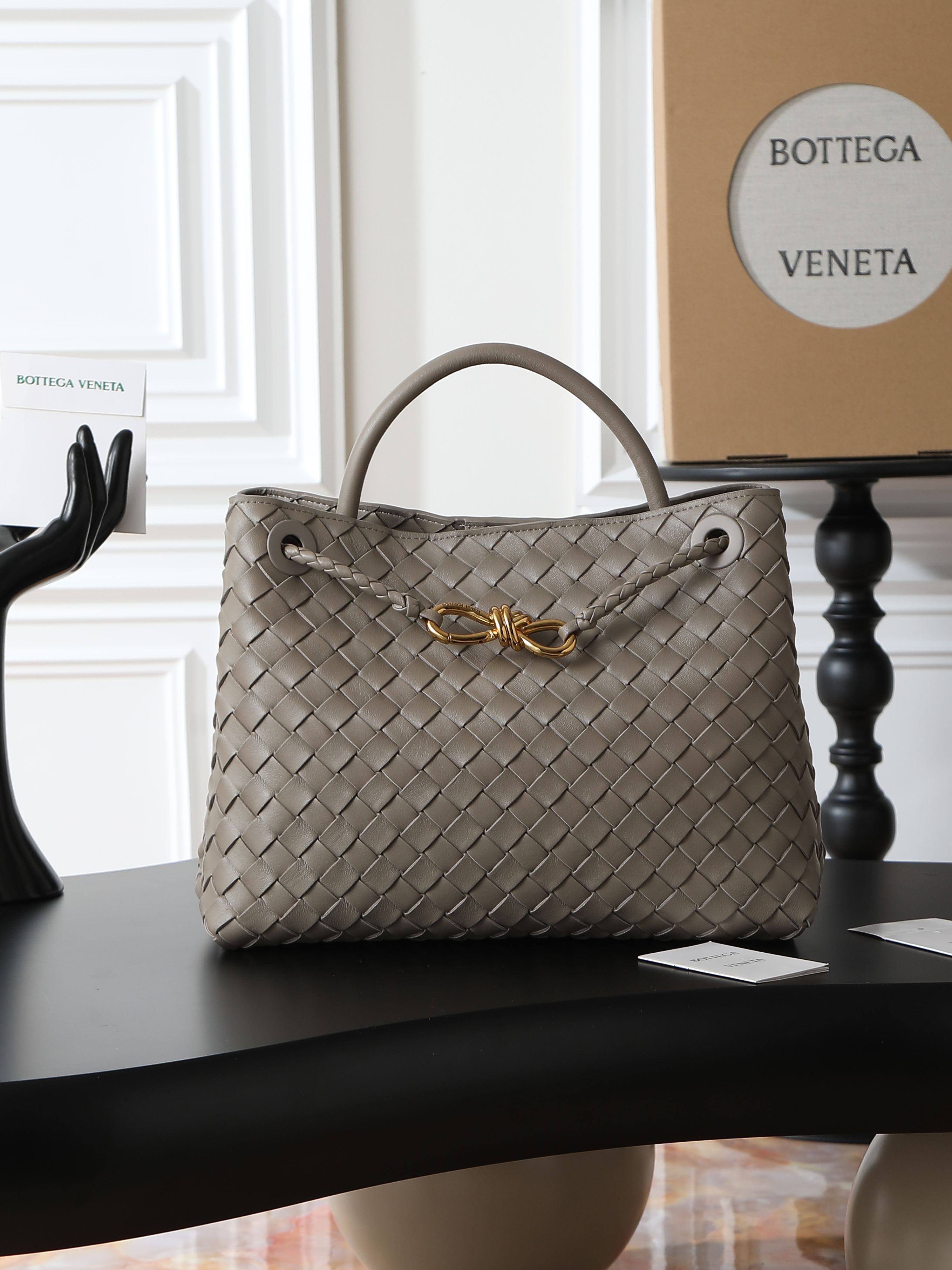 Bottega Veneta's 2023 summer series Andiamo (medium size) handbags, big-name stars are collaborating one after another! Liu Wen, Du Juanjing, Mika Guo Caijie and other celebrities love new bags
ANDIAMO pays tribute to the classic bag shape, every detail is visible
Bottega design key elements
The lightweight bag body allows you to feel the skillful hands of nappa lambskin.
Tanned leather reveals extremely soft leather
The silent power within presents flawless weaving craftsmanship!
Simple, fashionable and stylish, highly accommodating, practical and easy to wear every day!
Let's go! Let's go! Take me away!
No.: 80842
Dimensions: 32×24×12