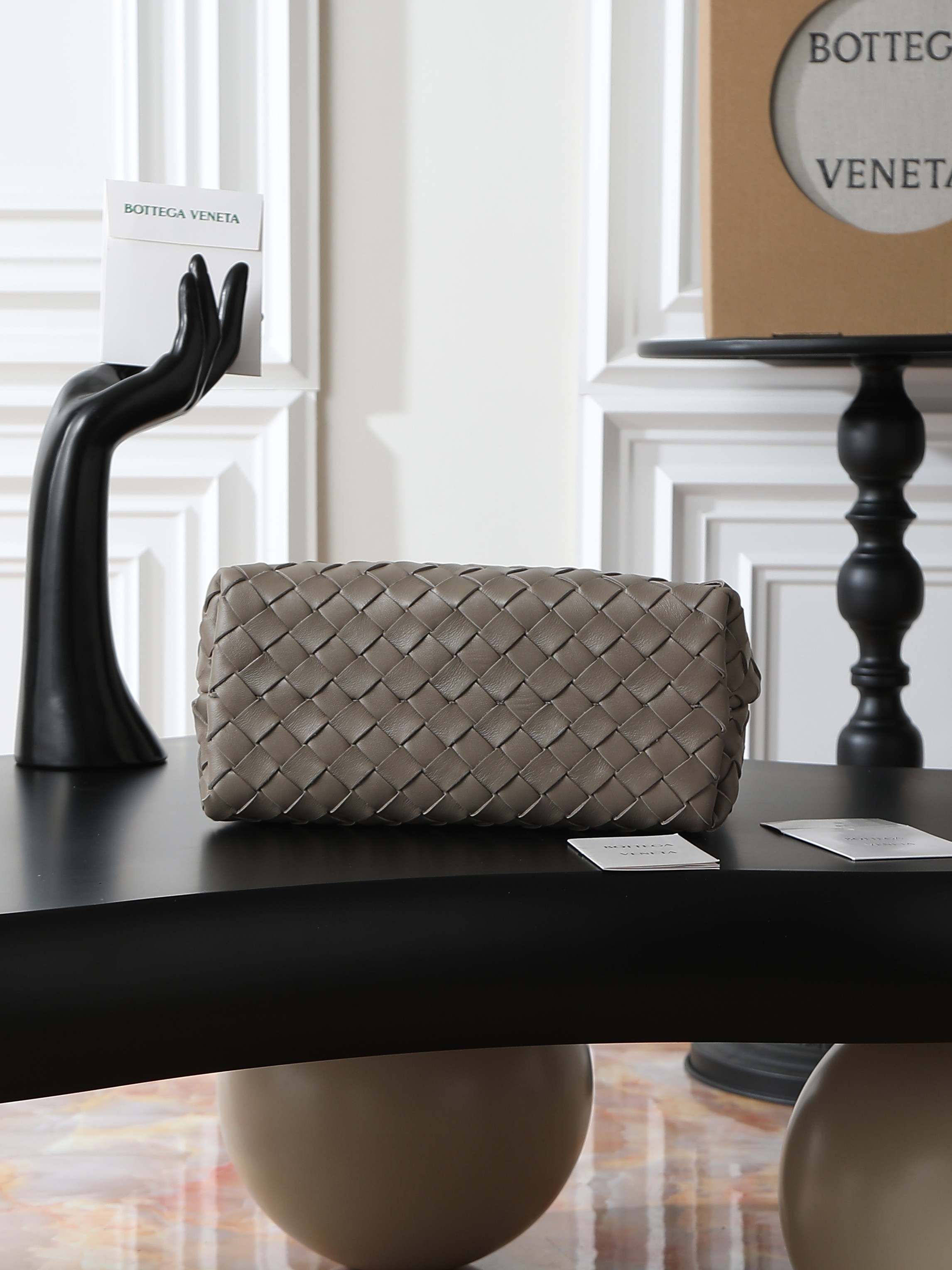 BV’s 2023 new Andiamo is shipped‼ ️Really popular🔥The new Andiamo woven handbag launched by Bottega Veneta this season is really popular all over the world! ! Celebrities at home and abroad have worn it, and Oscar-winning actress Michelle Yeoh has taken it out on the street. Song Jia, Trai Yara, Yu Feihong, Sanji Ayaka, Rosie Hunting-Whiteley, Yoshioka Riho, etc. have all picked up this bag. It is classic and versatile, showing off its temperament, and the bag capacity is also large, which is very convenient for daily commuting! ! A variety of carrying methods, the shoulder straps can be adjusted by yourself, the original lambskin feels soft and delicate, and the neutral style is created to break gender boundaries and bring a more practical and longer-lasting use experience.
Andiamo, which combines elegance and casual style, perfectly interprets "fashionable old money style"
the true appearance
Style number: 80841
Size: 25*22*10.5cm photo 1