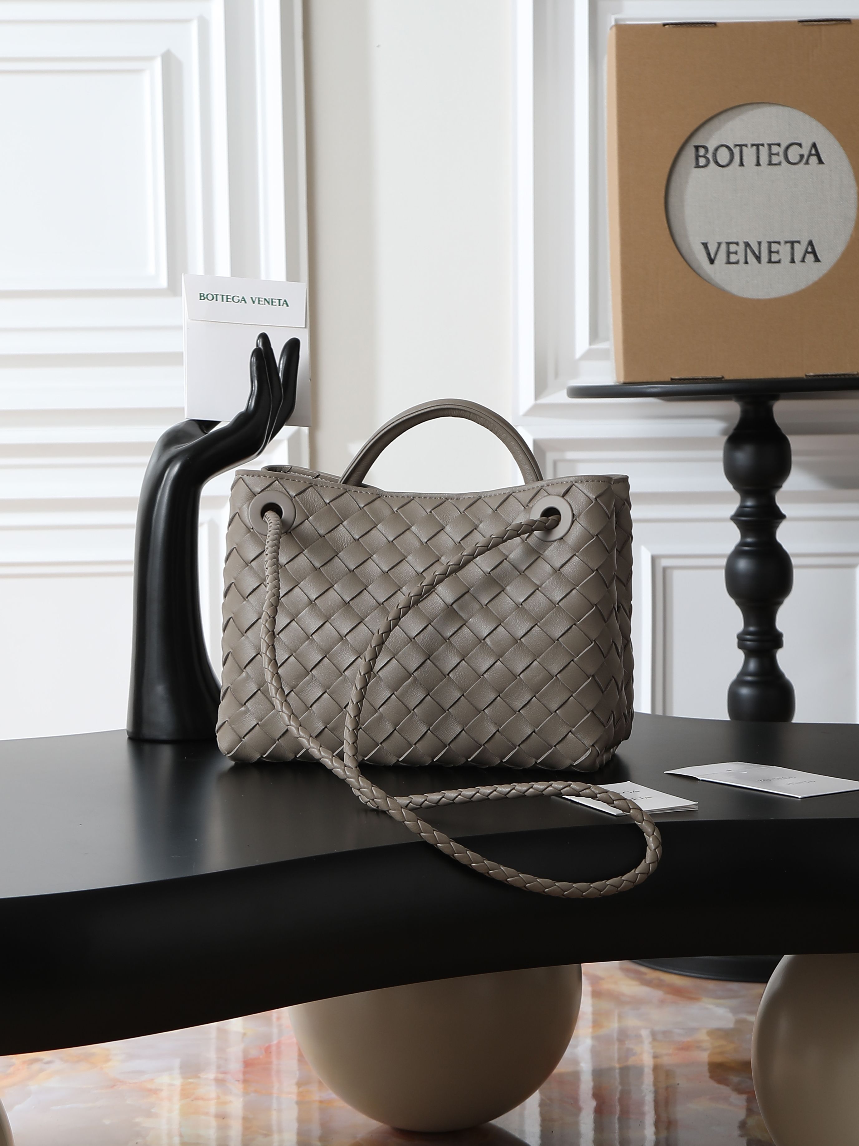 BV’s 2023 new Andiamo is shipped‼ ️Really popular🔥The new Andiamo woven handbag launched by Bottega Veneta this season is really popular all over the world! ! Celebrities at home and abroad have worn it, and Oscar-winning actress Michelle Yeoh has taken it out on the street. Song Jia, Trai Yara, Yu Feihong, Sanji Ayaka, Rosie Hunting-Whiteley, Yoshioka Riho, etc. have all picked up this bag. It is classic and versatile, showing off its temperament, and the bag capacity is also large, which is very convenient for daily commuting! ! A variety of carrying methods, the shoulder straps can be adjusted by yourself, the original lambskin feels soft and delicate, and the neutral style is created to break gender boundaries and bring a more practical and longer-lasting use experience.
Andiamo, which combines elegance and casual style, perfectly interprets "fashionable old money style"
the true appearance
Style number: 80841
Size: 25*22*10.5cm photo 2