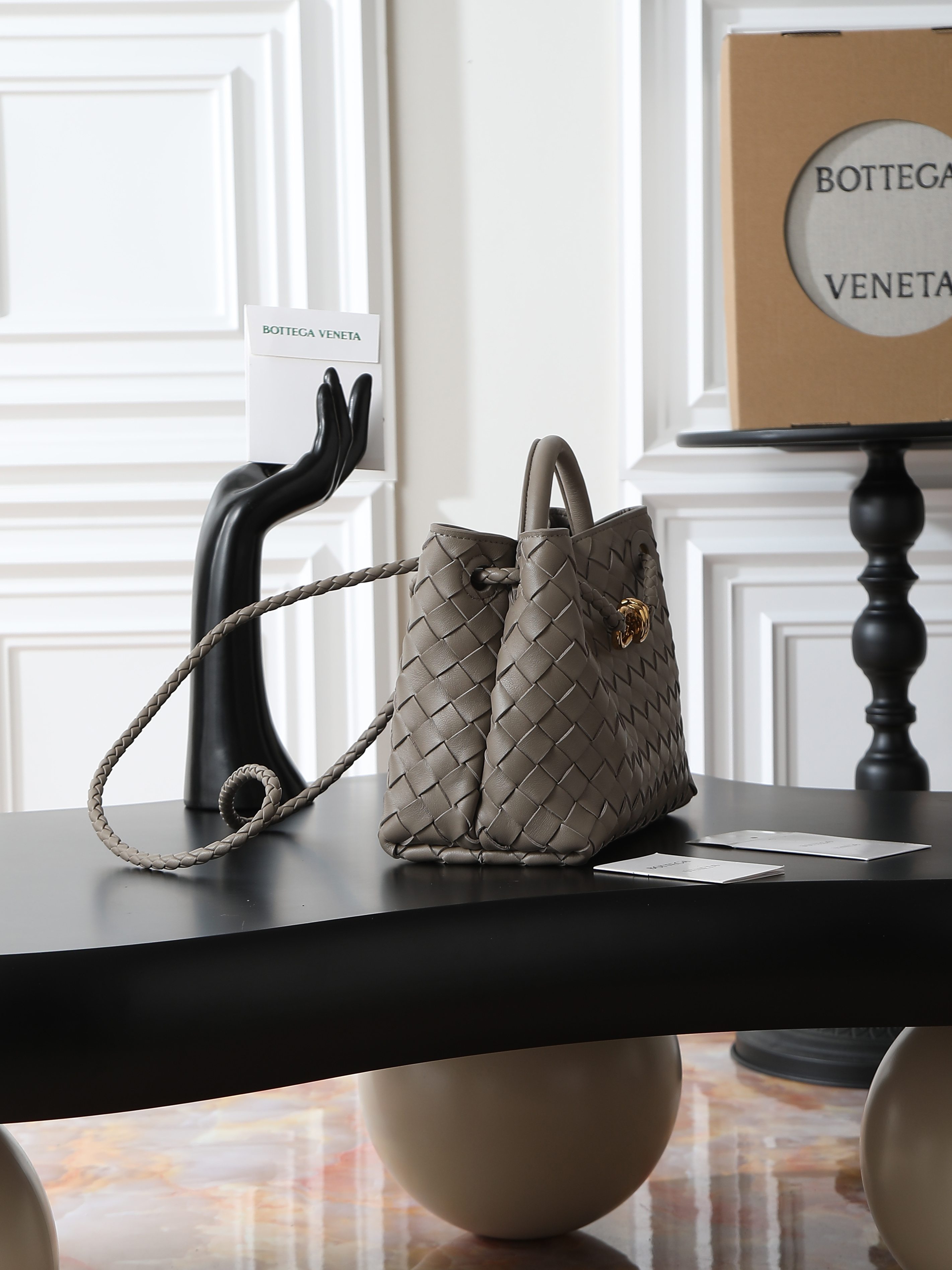 BV’s 2023 new Andiamo is shipped‼ ️Really popular🔥The new Andiamo woven handbag launched by Bottega Veneta this season is really popular all over the world! ! Celebrities at home and abroad have worn it, and Oscar-winning actress Michelle Yeoh has taken it out on the street. Song Jia, Trai Yara, Yu Feihong, Sanji Ayaka, Rosie Hunting-Whiteley, Yoshioka Riho, etc. have all picked up this bag. It is classic and versatile, showing off its temperament, and the bag capacity is also large, which is very convenient for daily commuting! ! A variety of carrying methods, the shoulder straps can be adjusted by yourself, the original lambskin feels soft and delicate, and the neutral style is created to break gender boundaries and bring a more practical and longer-lasting use experience.
Andiamo, which combines elegance and casual style, perfectly interprets "fashionable old money style"
the true appearance
Style number: 80841
Size: 25*22*10.5cm photo 3