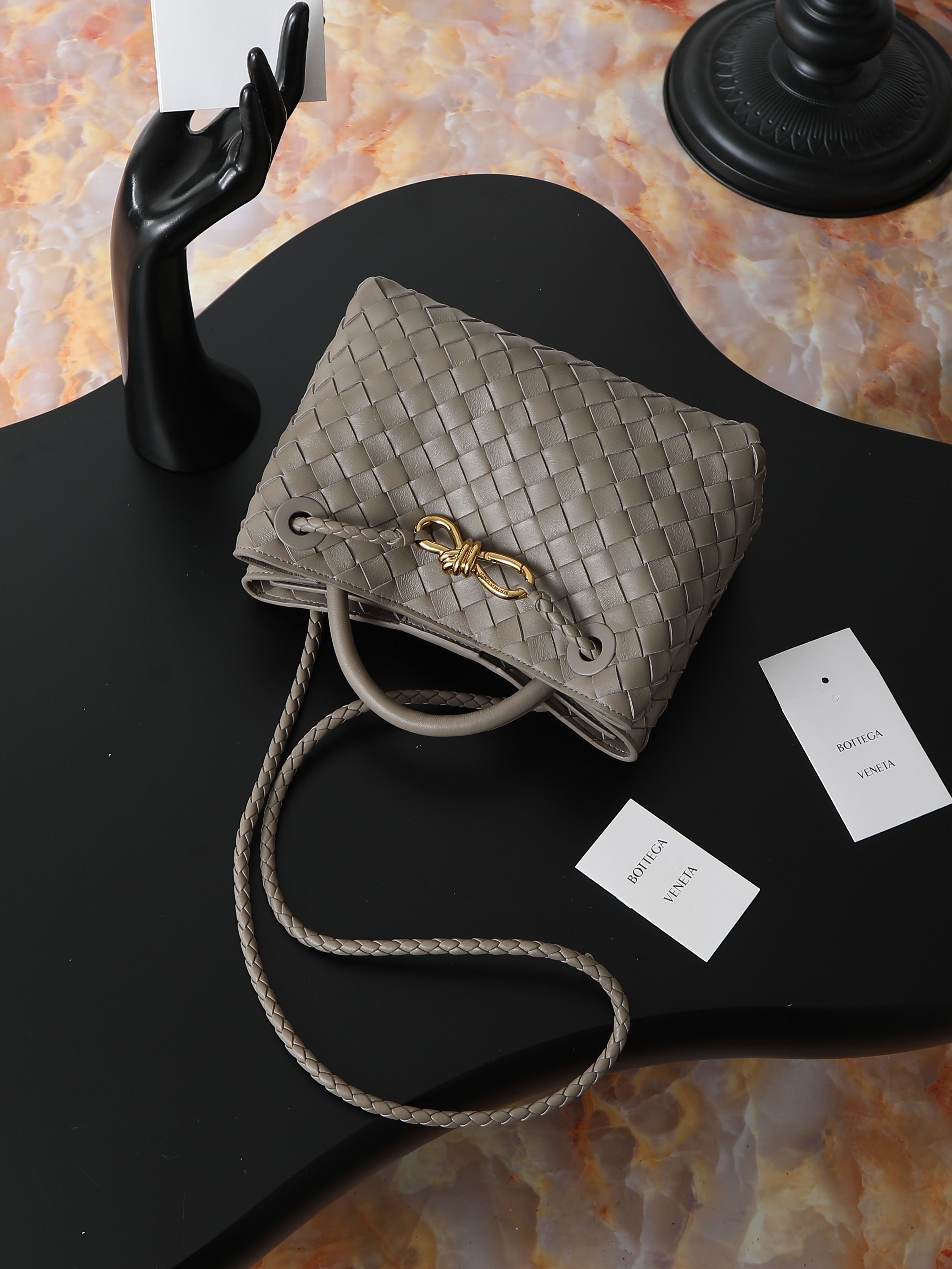 BV’s 2023 new Andiamo is shipped‼ ️Really popular🔥The new Andiamo woven handbag launched by Bottega Veneta this season is really popular all over the world! ! Celebrities at home and abroad have worn it, and Oscar-winning actress Michelle Yeoh has taken it out on the street. Song Jia, Trai Yara, Yu Feihong, Sanji Ayaka, Rosie Hunting-Whiteley, Yoshioka Riho, etc. have all picked up this bag. It is classic and versatile, showing off its temperament, and the bag capacity is also large, which is very convenient for daily commuting! ! A variety of carrying methods, the shoulder straps can be adjusted by yourself, the original lambskin feels soft and delicate, and the neutral style is created to break gender boundaries and bring a more practical and longer-lasting use experience.
Andiamo, which combines elegance and casual style, perfectly interprets "fashionable old money style"
the true appearance
Style number: 80841
Size: 25*22*10.5cm photo 4