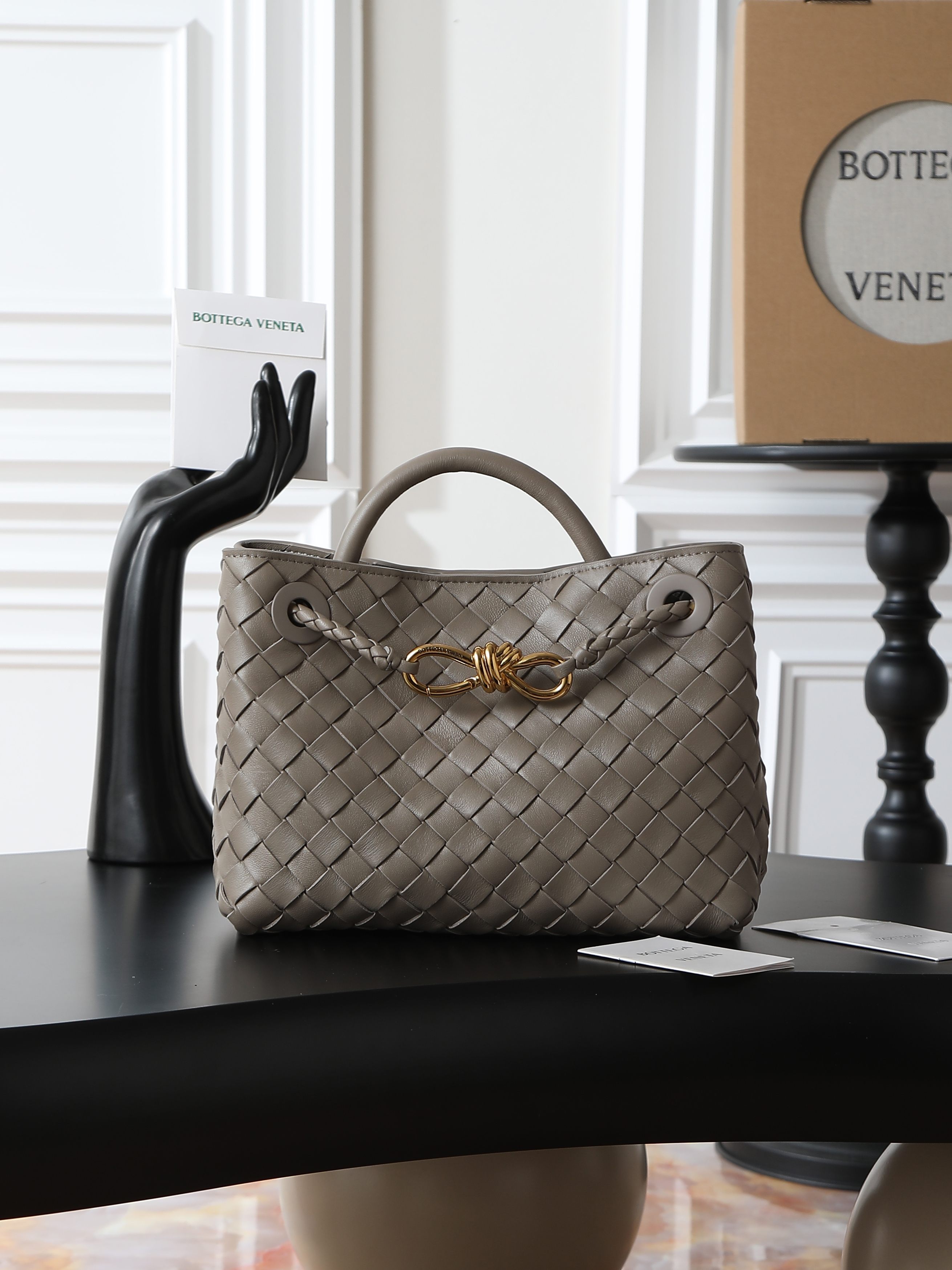 BV’s 2023 new Andiamo is shipped‼ ️Really popular🔥The new Andiamo woven handbag launched by Bottega Veneta this season is really popular all over the world! ! Celebrities at home and abroad have worn it, and Oscar-winning actress Michelle Yeoh has taken it out on the street. Song Jia, Trai Yara, Yu Feihong, Sanji Ayaka, Rosie Hunting-Whiteley, Yoshioka Riho, etc. have all picked up this bag. It is classic and versatile, showing off its temperament, and the bag capacity is also large, which is very convenient for daily commuting! ! A variety of carrying methods, the shoulder straps can be adjusted by yourself, the original lambskin feels soft and delicate, and the neutral style is created to break gender boundaries and bring a more practical and longer-lasting use experience.
Andiamo, which combines elegance and casual style, perfectly interprets "fashionable old money style"
the true appearance
Style number: 80841
Size: 25*22*10.5cm