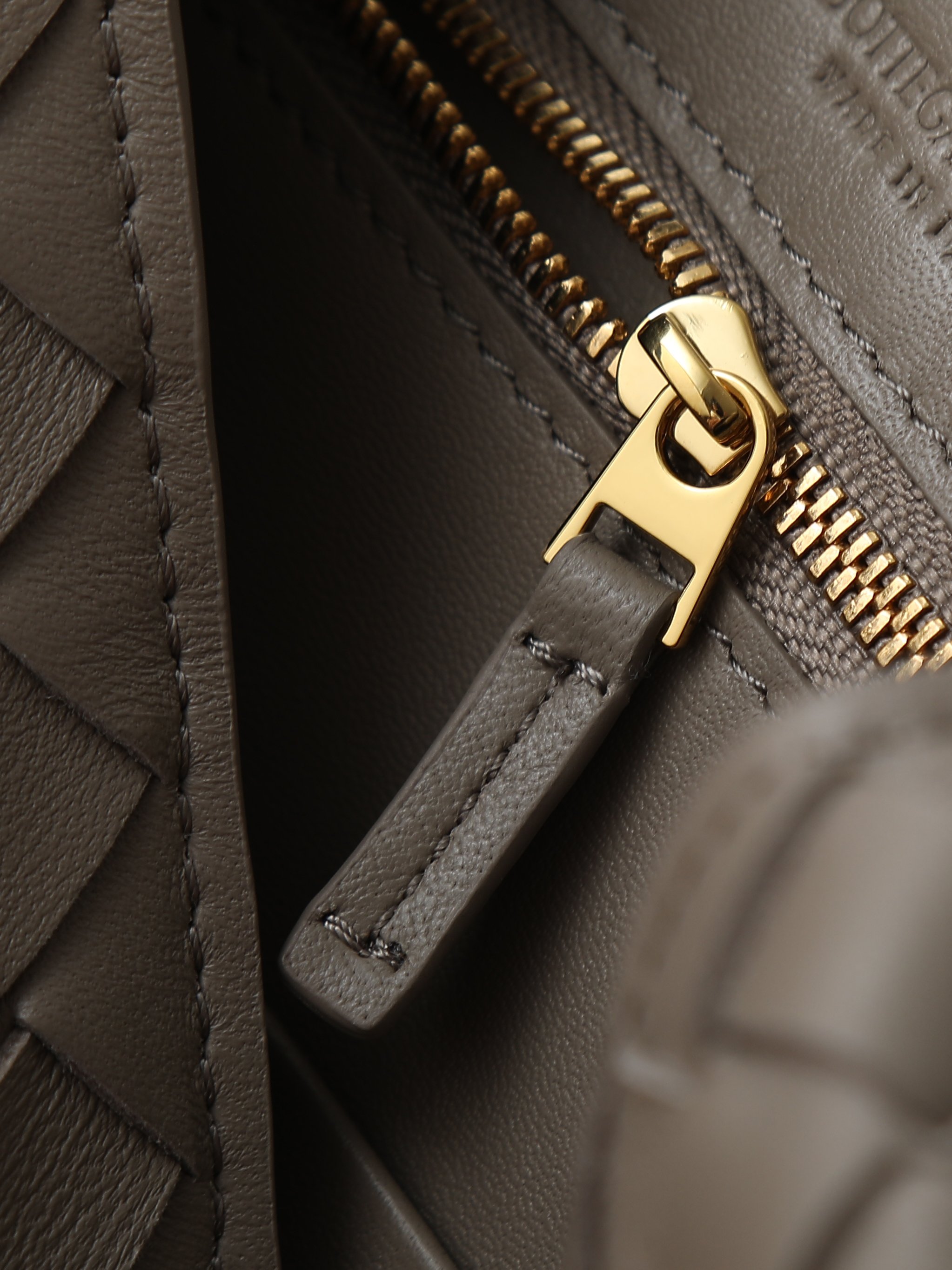BV’s 2023 new Andiamo is shipped‼ ️Really popular🔥The new Andiamo woven handbag launched by Bottega Veneta this season is really popular all over the world! ! Celebrities at home and abroad have worn it, and Oscar-winning actress Michelle Yeoh has taken it out on the street. Song Jia, Trai Yara, Yu Feihong, Sanji Ayaka, Rosie Hunting-Whiteley, Yoshioka Riho, etc. have all picked up this bag. It is classic and versatile, showing off its temperament, and the bag capacity is also large, which is very convenient for daily commuting! ! A variety of carrying methods, the shoulder straps can be adjusted by yourself, the original lambskin feels soft and delicate, and the neutral style is created to break gender boundaries and bring a more practical and longer-lasting use experience.
Andiamo, which combines elegance and casual style, perfectly interprets "fashionable old money style"
the true appearance
Style number: 80841
Size: 25*22*10.5cm photo 6