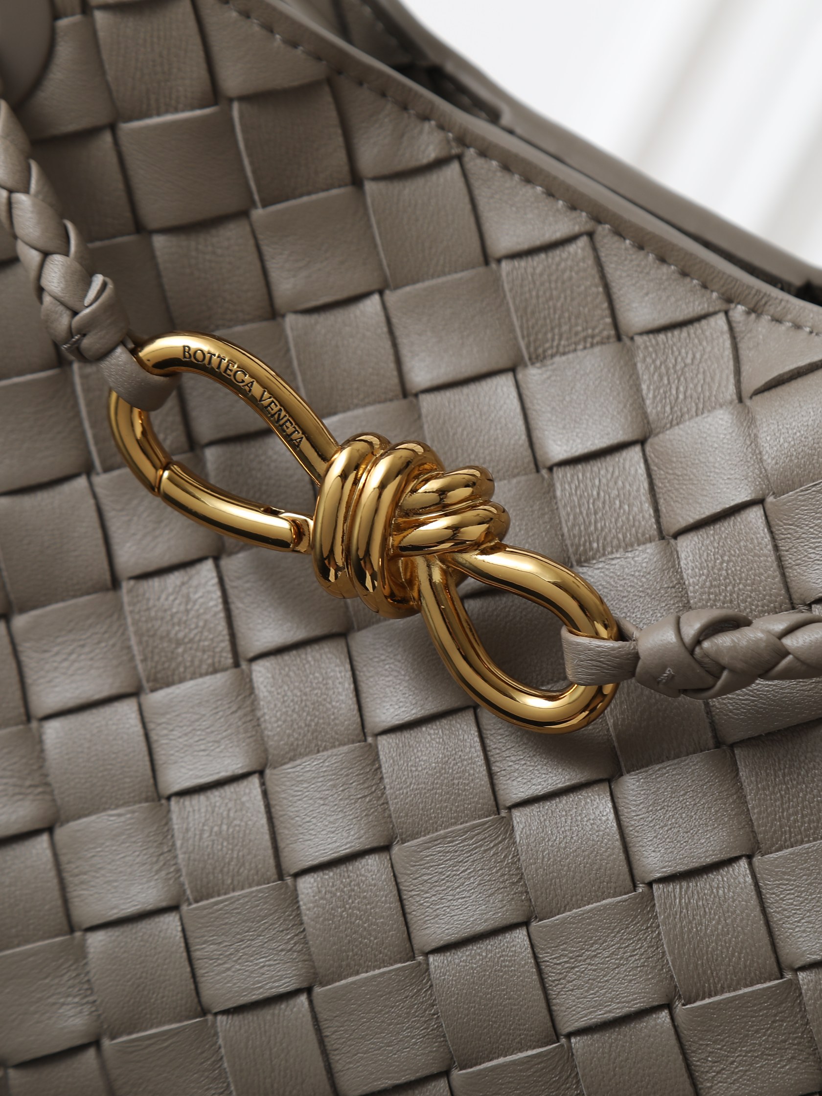 BV’s 2023 new Andiamo is shipped‼ ️Really popular🔥The new Andiamo woven handbag launched by Bottega Veneta this season is really popular all over the world! ! Celebrities at home and abroad have worn it, and Oscar-winning actress Michelle Yeoh has taken it out on the street. Song Jia, Trai Yara, Yu Feihong, Sanji Ayaka, Rosie Hunting-Whiteley, Yoshioka Riho, etc. have all picked up this bag. It is classic and versatile, showing off its temperament, and the bag capacity is also large, which is very convenient for daily commuting! ! A variety of carrying methods, the shoulder straps can be adjusted by yourself, the original lambskin feels soft and delicate, and the neutral style is created to break gender boundaries and bring a more practical and longer-lasting use experience.
Andiamo, which combines elegance and casual style, perfectly interprets "fashionable old money style"
the true appearance
Style number: 80841
Size: 25*22*10.5cm photo 7