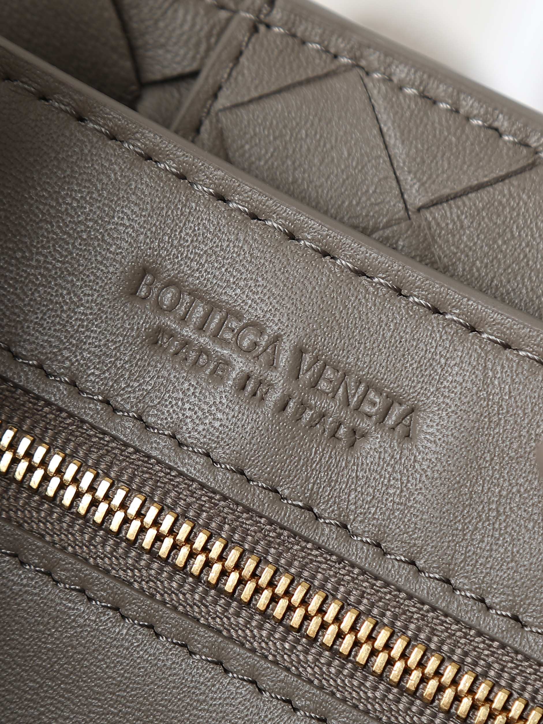 BV’s 2023 new Andiamo is shipped‼ ️Really popular🔥The new Andiamo woven handbag launched by Bottega Veneta this season is really popular all over the world! ! Celebrities at home and abroad have worn it, and Oscar-winning actress Michelle Yeoh has taken it out on the street. Song Jia, Trai Yara, Yu Feihong, Sanji Ayaka, Rosie Hunting-Whiteley, Yoshioka Riho, etc. have all picked up this bag. It is classic and versatile, showing off its temperament, and the bag capacity is also large, which is very convenient for daily commuting! ! A variety of carrying methods, the shoulder straps can be adjusted by yourself, the original lambskin feels soft and delicate, and the neutral style is created to break gender boundaries and bring a more practical and longer-lasting use experience.
Andiamo, which combines elegance and casual style, perfectly interprets "fashionable old money style"
the true appearance
Style number: 80841
Size: 25*22*10.5cm photo 8