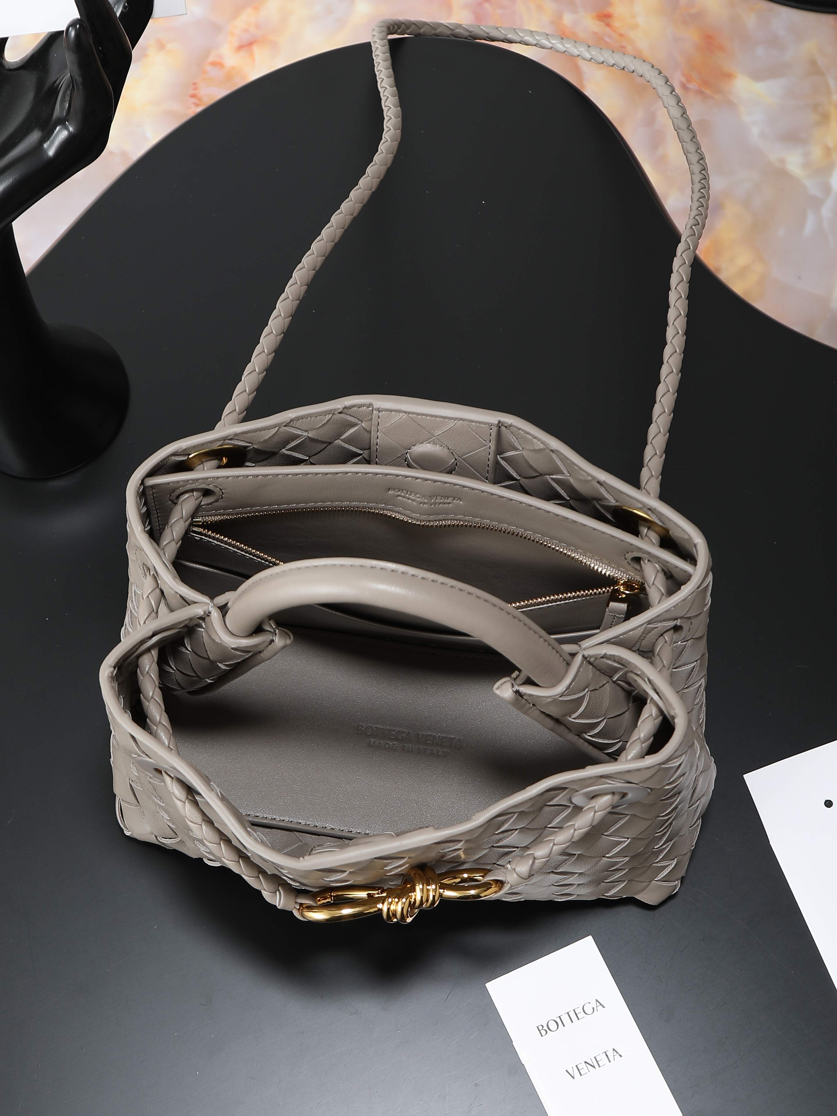 BV’s 2023 new Andiamo is shipped‼ ️Really popular🔥The new Andiamo woven handbag launched by Bottega Veneta this season is really popular all over the world! ! Celebrities at home and abroad have worn it, and Oscar-winning actress Michelle Yeoh has taken it out on the street. Song Jia, Trai Yara, Yu Feihong, Sanji Ayaka, Rosie Hunting-Whiteley, Yoshioka Riho, etc. have all picked up this bag. It is classic and versatile, showing off its temperament, and the bag capacity is also large, which is very convenient for daily commuting! ! A variety of carrying methods, the shoulder straps can be adjusted by yourself, the original lambskin feels soft and delicate, and the neutral style is created to break gender boundaries and bring a more practical and longer-lasting use experience.
Andiamo, which combines elegance and casual style, perfectly interprets "fashionable old money style"
the true appearance
Style number: 80841
Size: 25*22*10.5cm photo 9