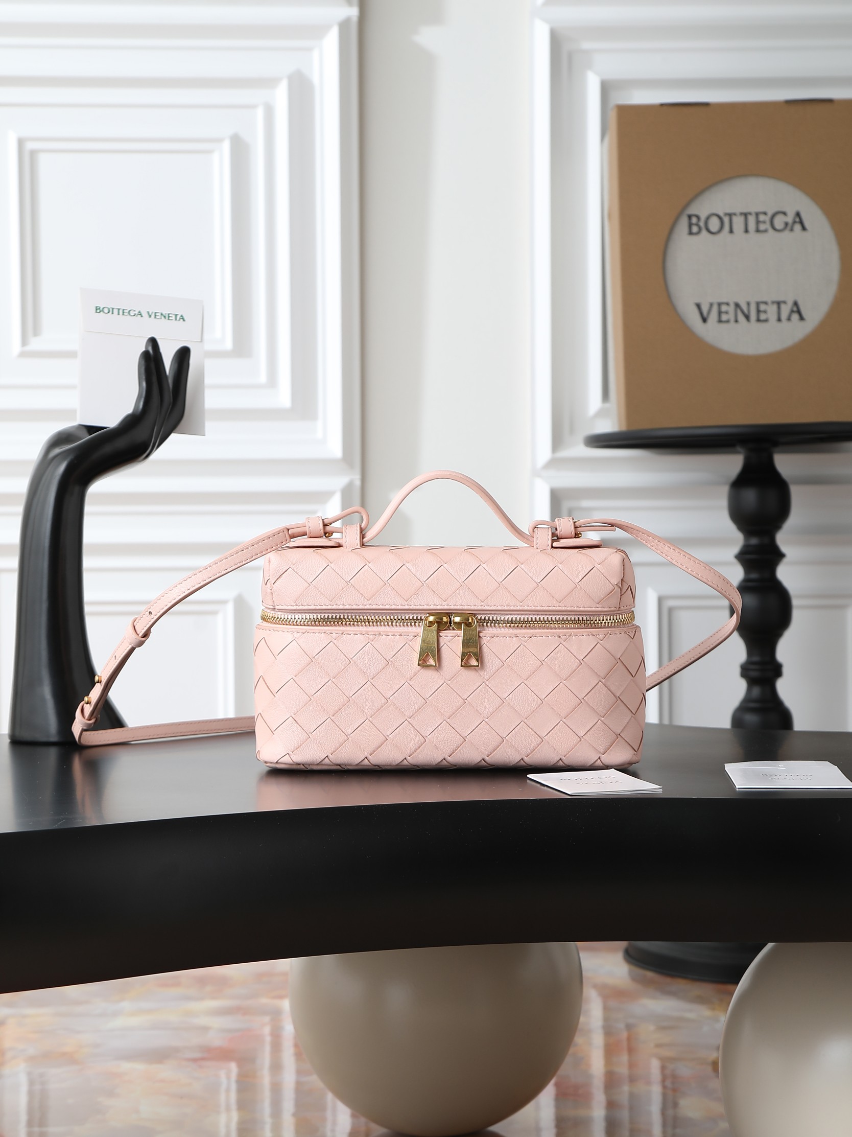 Bottega Veneta has another hit item - cosmetic bag
Still using the brand's most classic intrecciato slender silhouette with two-way zipper closure, the overall style is retro and elegant. The bag is decorated with a top handle and a detachable and adjustable slim shoulder strap, which can be carried by hand or cross-body. The exquisite weaving craftsmanship shows a unique beauty that makes people fall in love at first sight. Come and take it home#
Style number:789109
Size:22*12.5*5